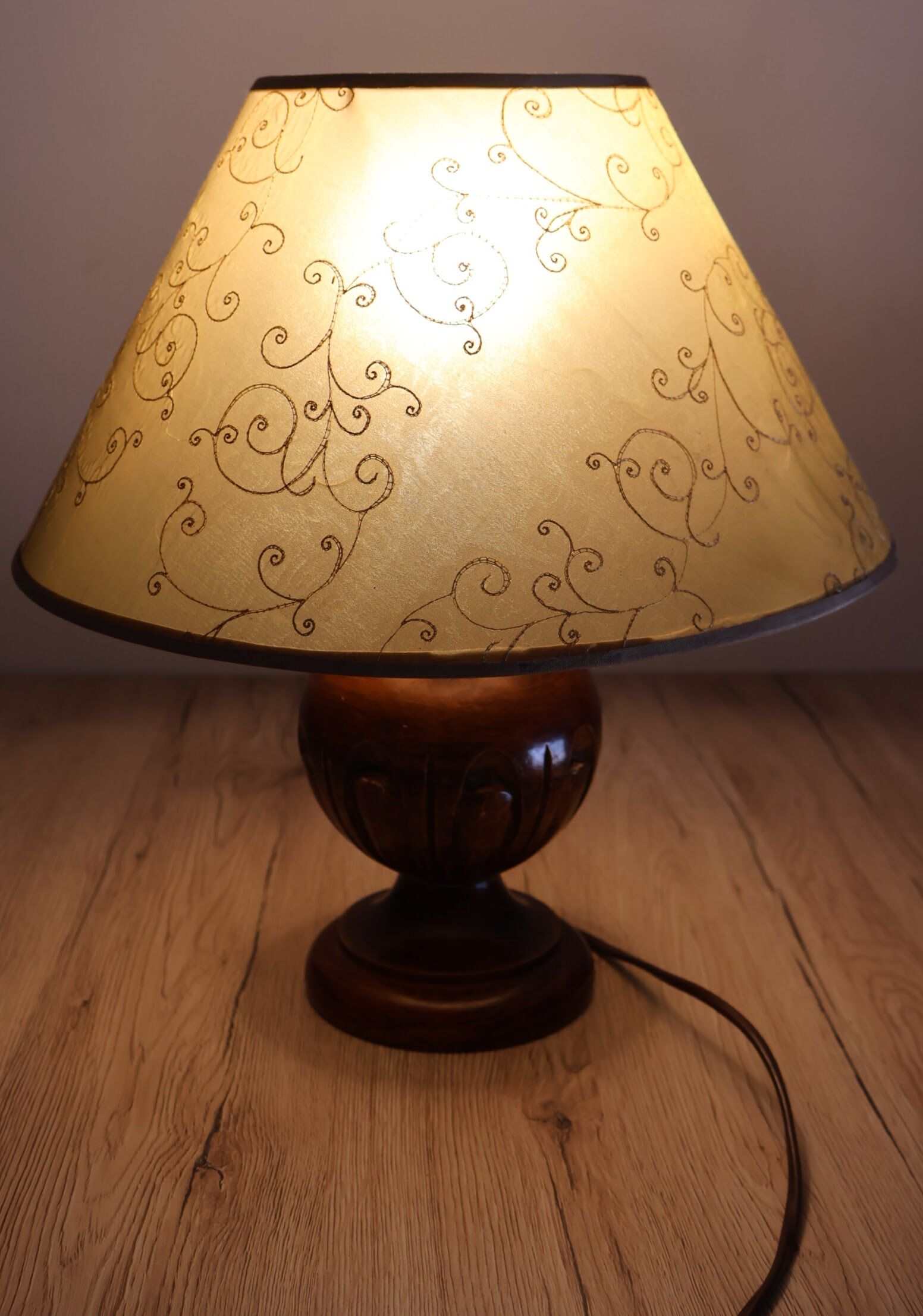 Vintage table lamp in turned wood and fabric lampshade