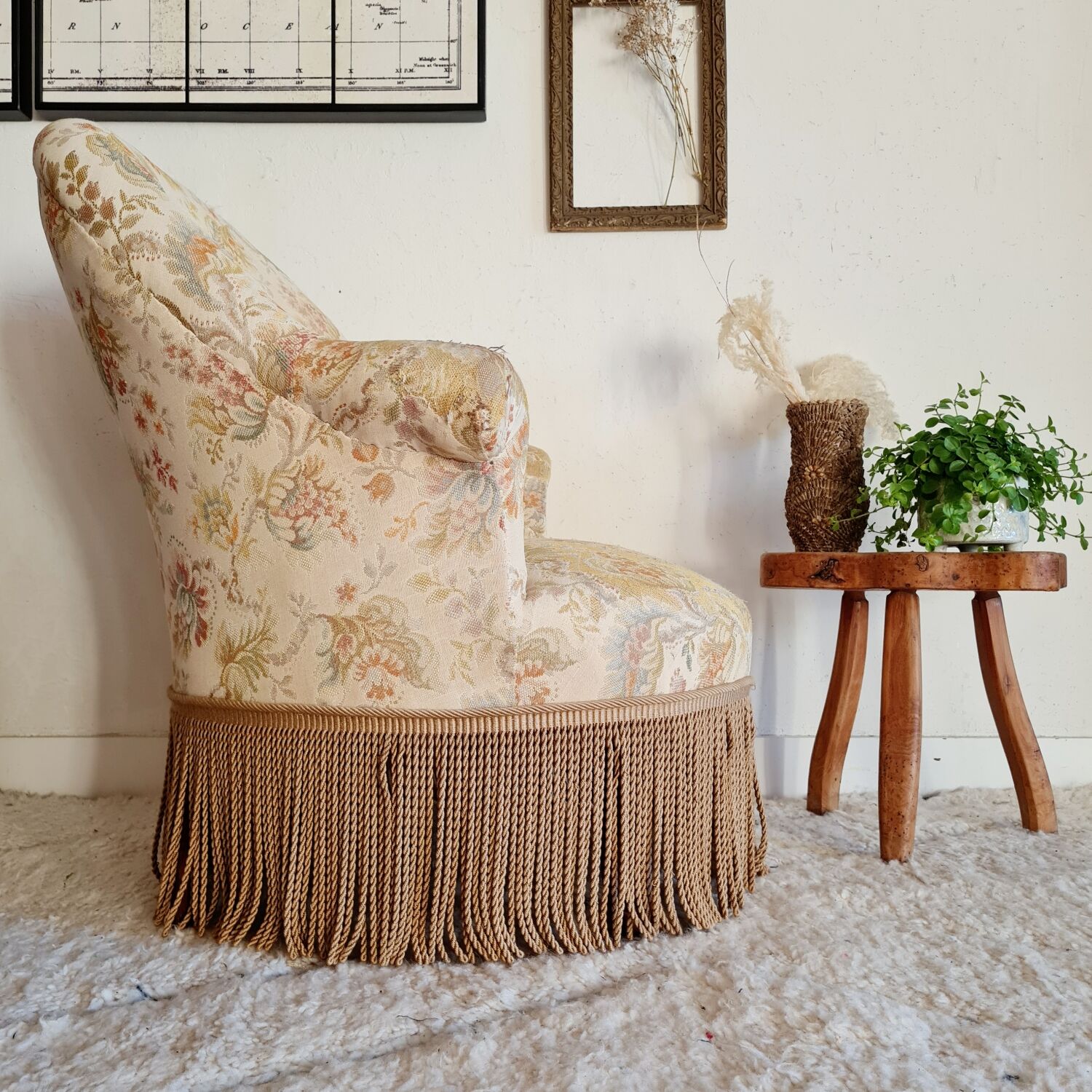 Antique flowered toad armchair with fringes
