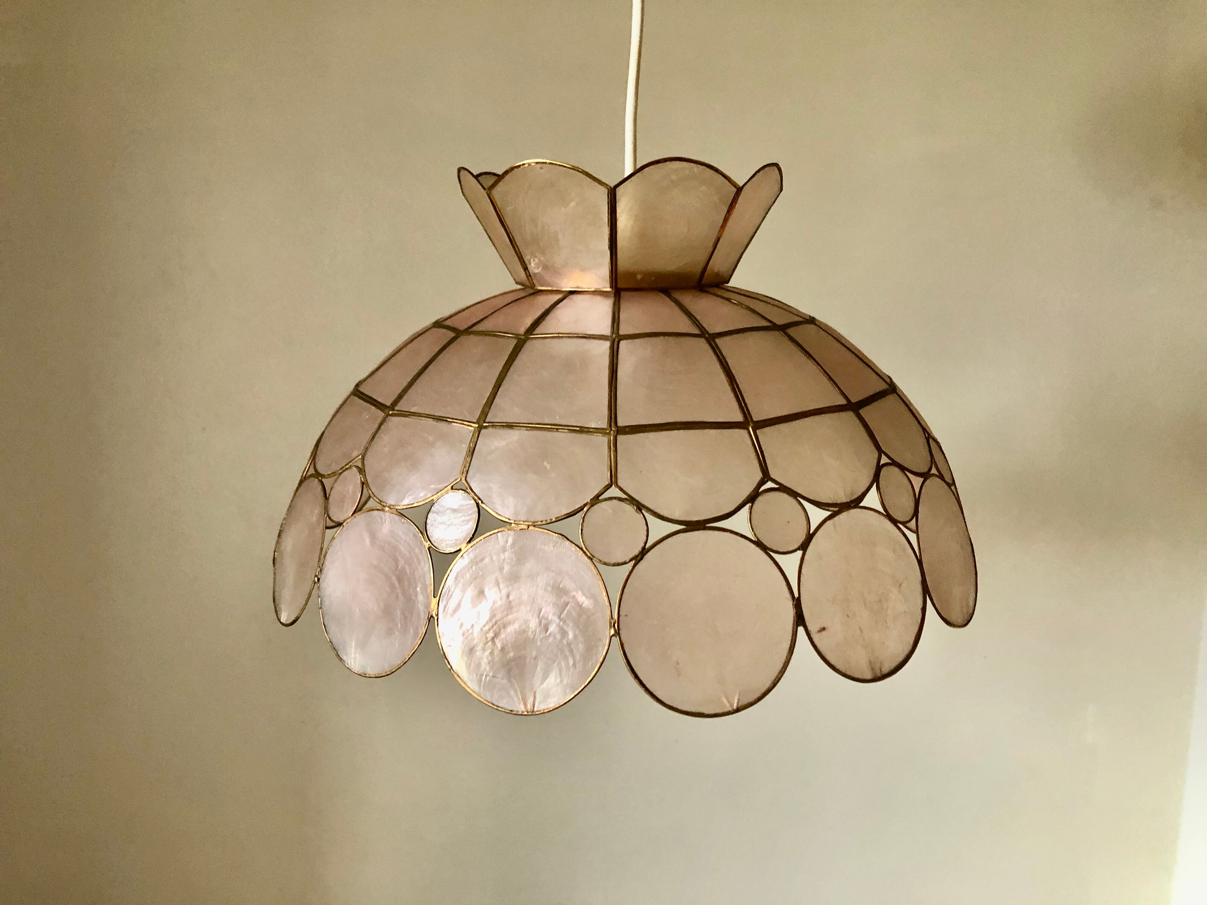 Suspension in pink mother-of-pearl and brass