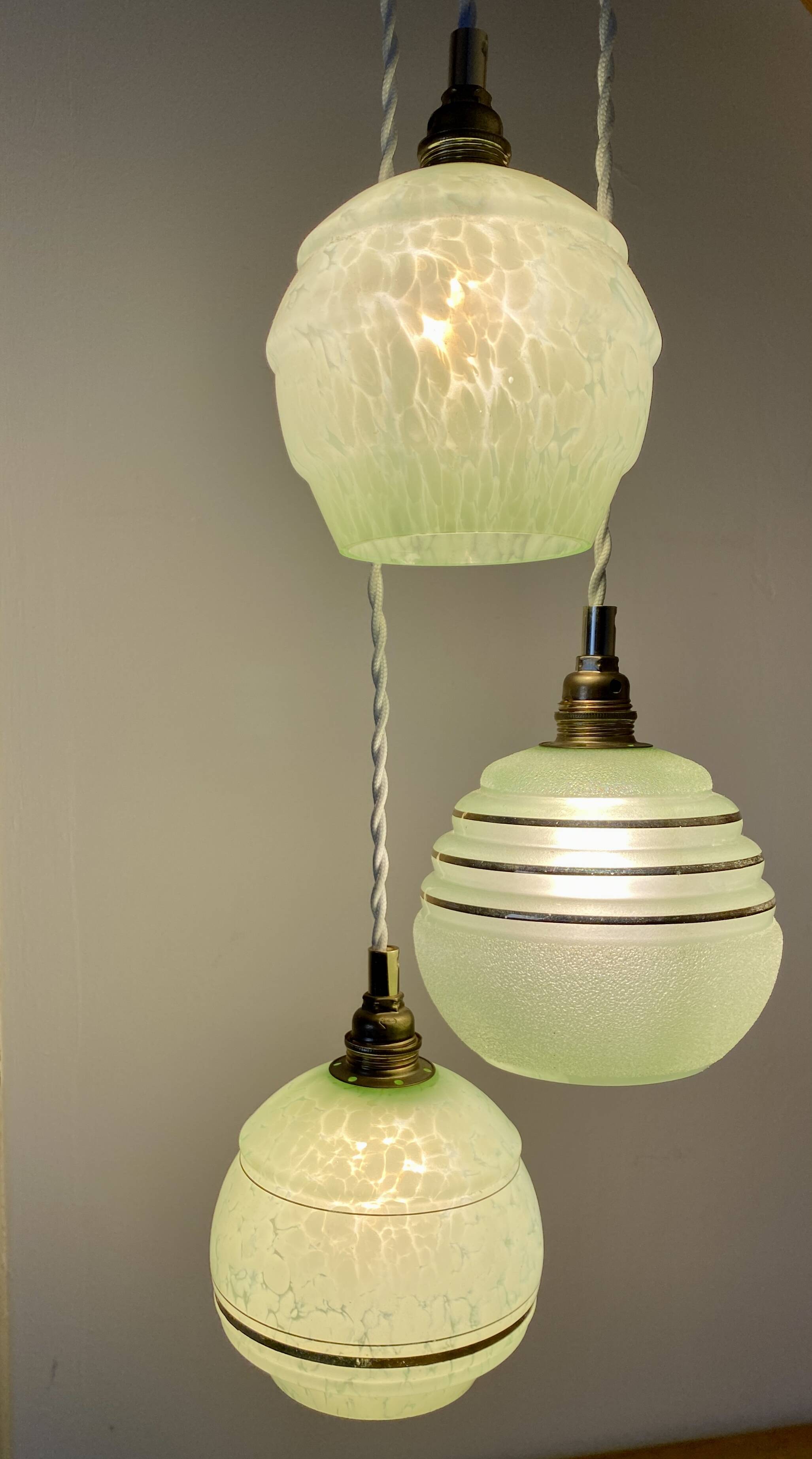 Suspension triple globes vintage art déco en verre vert et doré