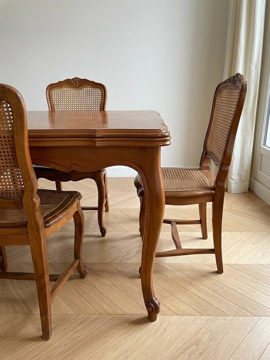 Dining table set with 6 chairs in cherry wood.