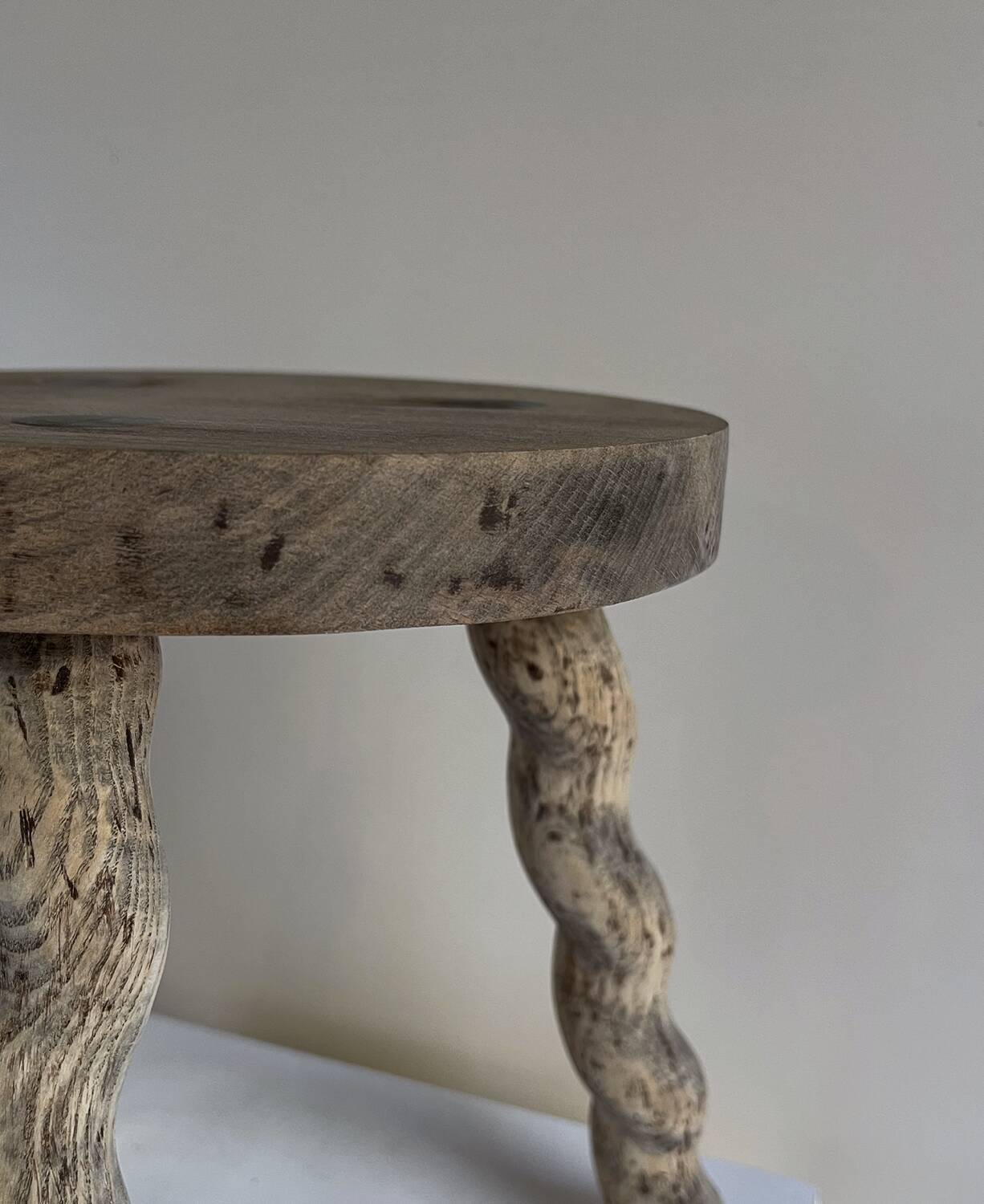 Tabouret ondulé à trois pieds