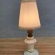 Lampe  bougeoir vintage faïence vanille liseré or et abat-jour rhodoïd plissé azur