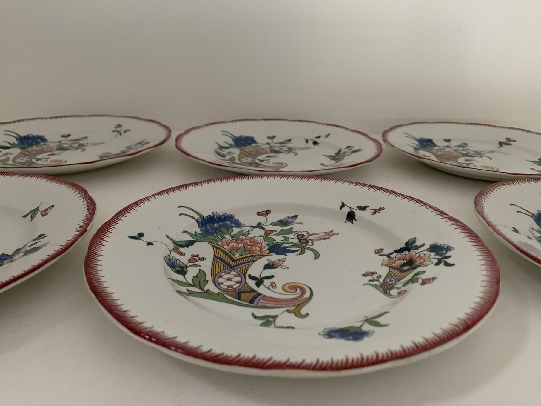 Set de 6 assiettes à dessert Sarreguemines corne d'abondance, 1928 Selency Set de 6 assiettes à dessert Sarreguemines corne d'abondance, 1928 Selency