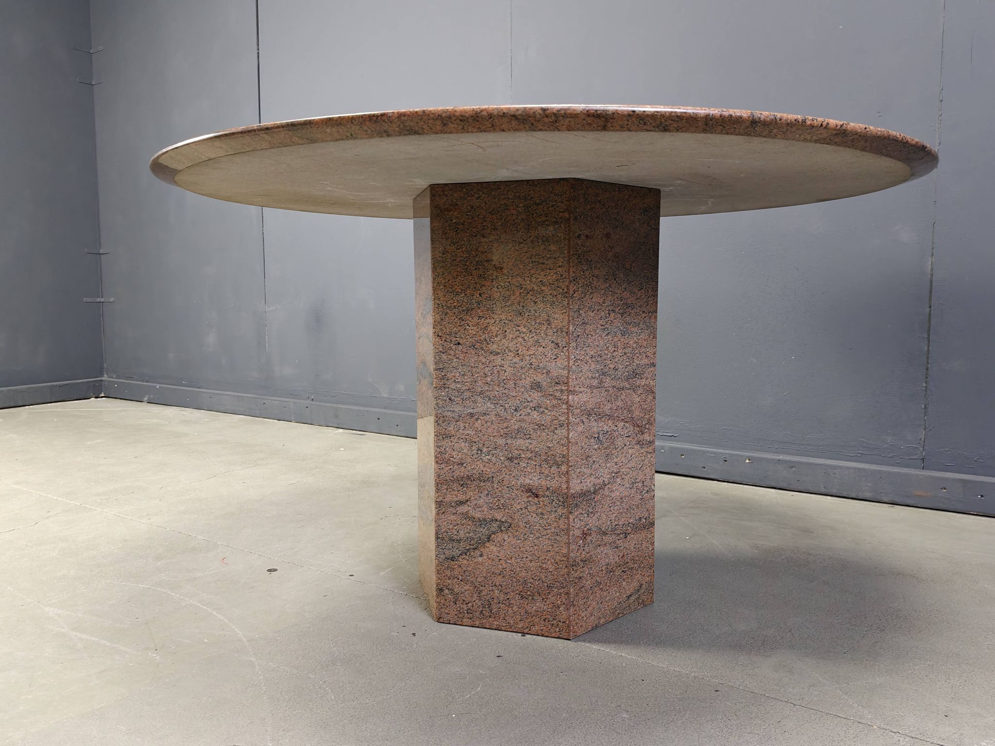 Table à manger ronde en granit vintage, années 1970