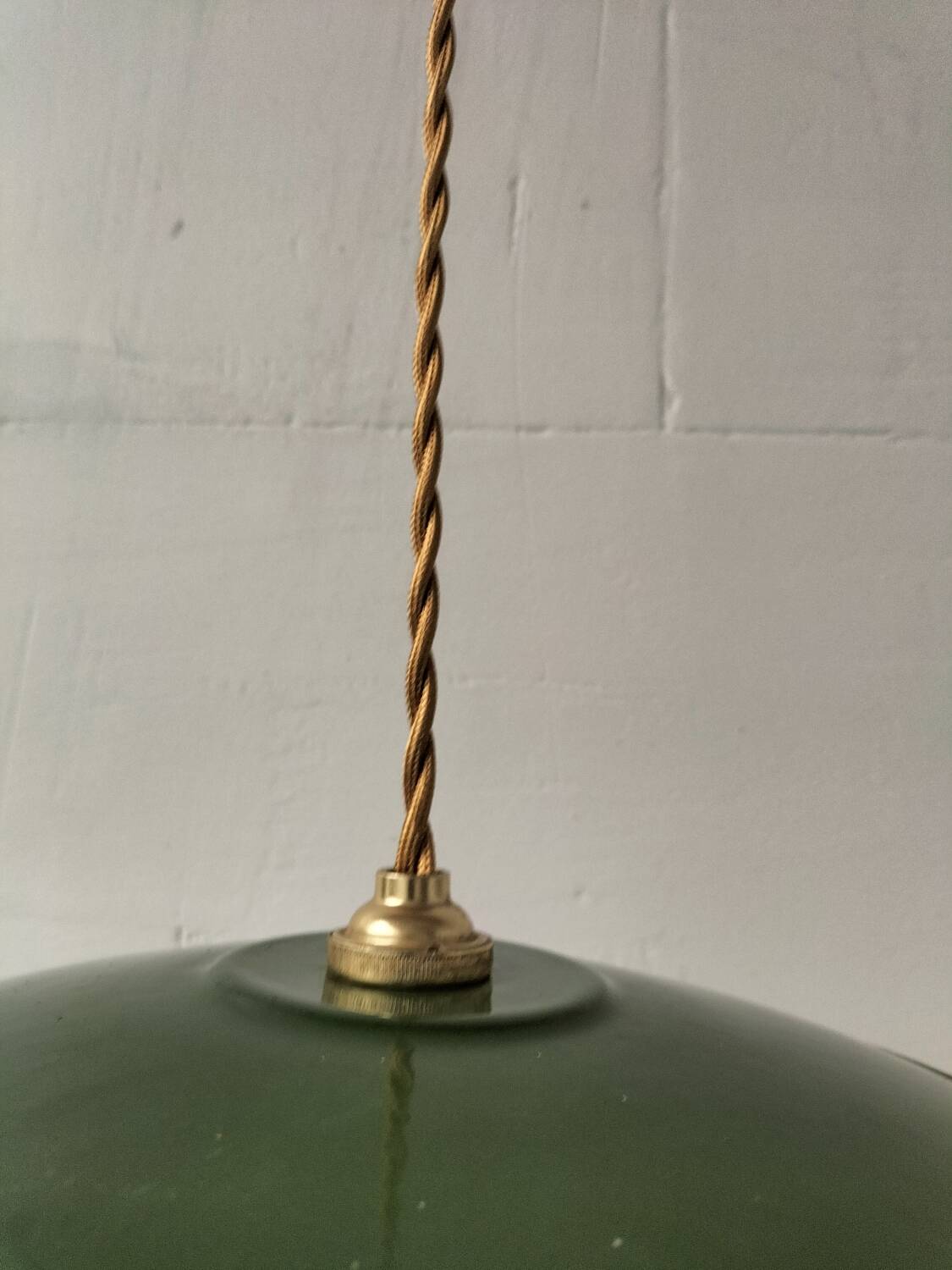 3 enamelled sheet metal suspensions