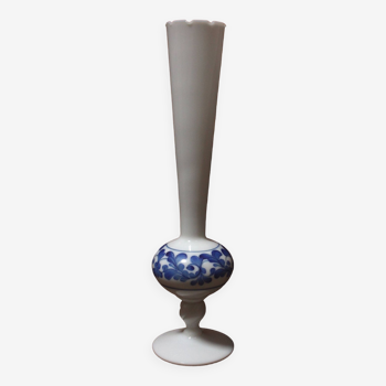 Vase blanc opaline crénelé et motifs bleus floraux