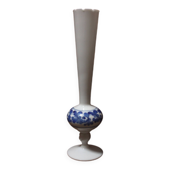 Vase blanc opaline crénelé et motifs bleus floraux