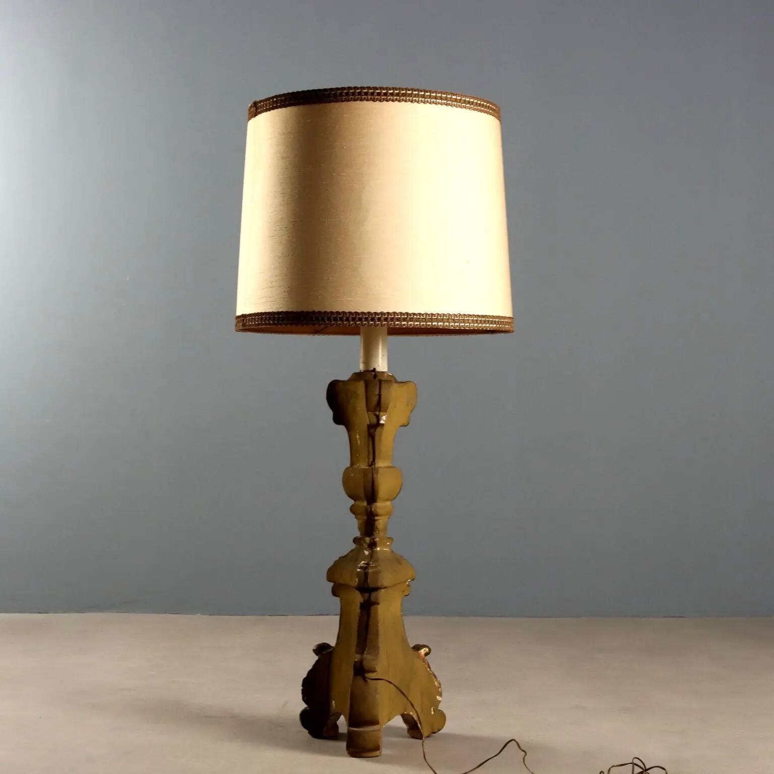 Lampe en bois sculpté et doré avec abat-jour en tissu, Italie, XIXe siècle