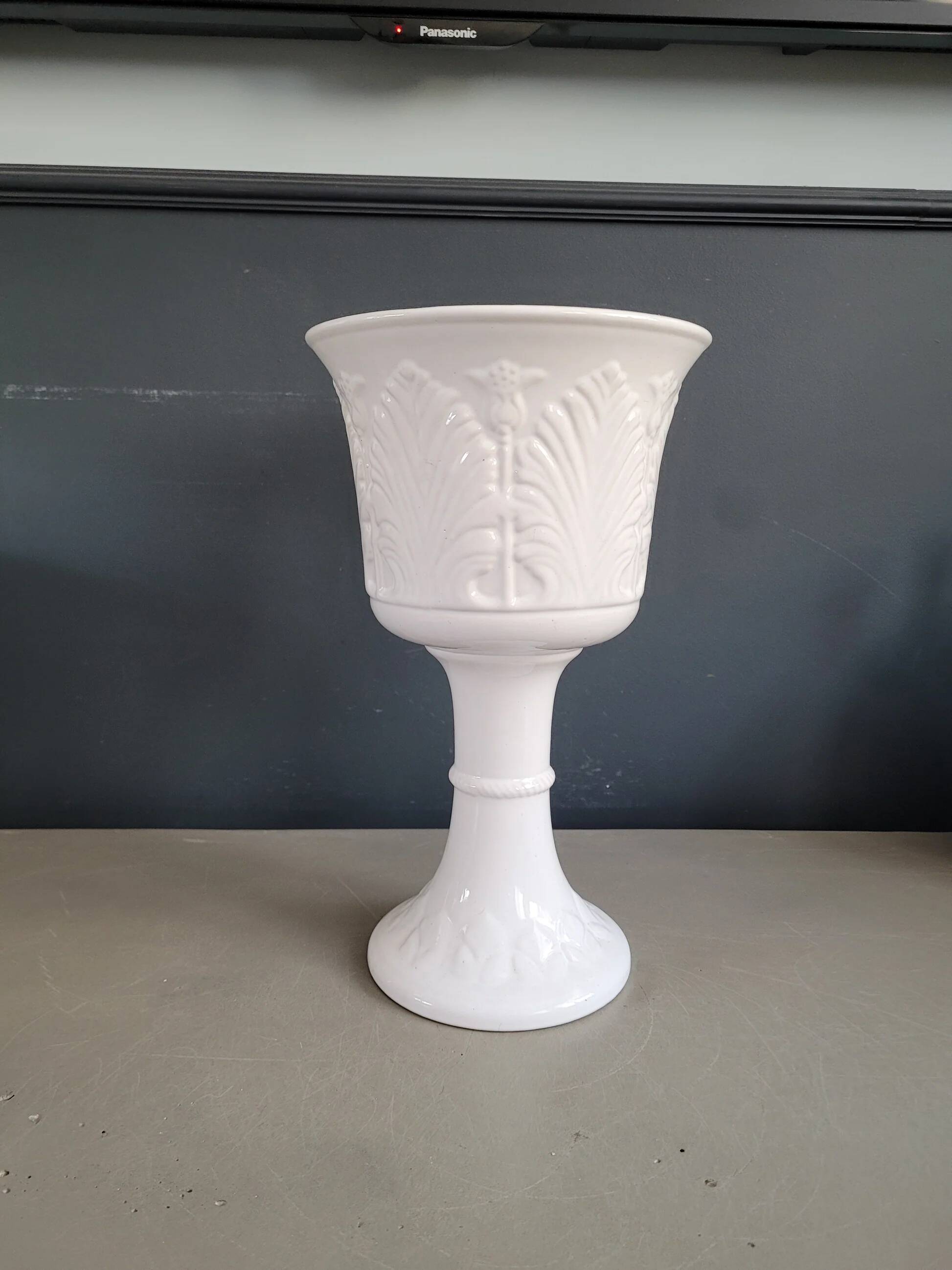 Plant pot on stand - ceramic plant holder