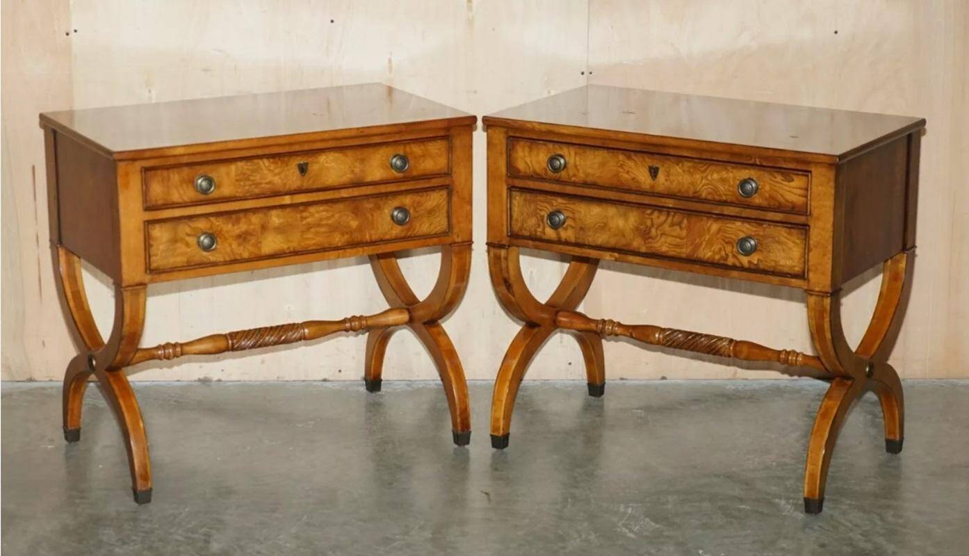 Paire de buffets vintage néoclassique en bois de ronce de chêne