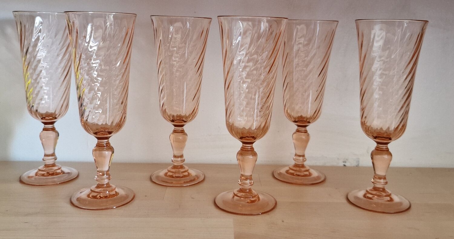 6 champagne glasses in rosaline.