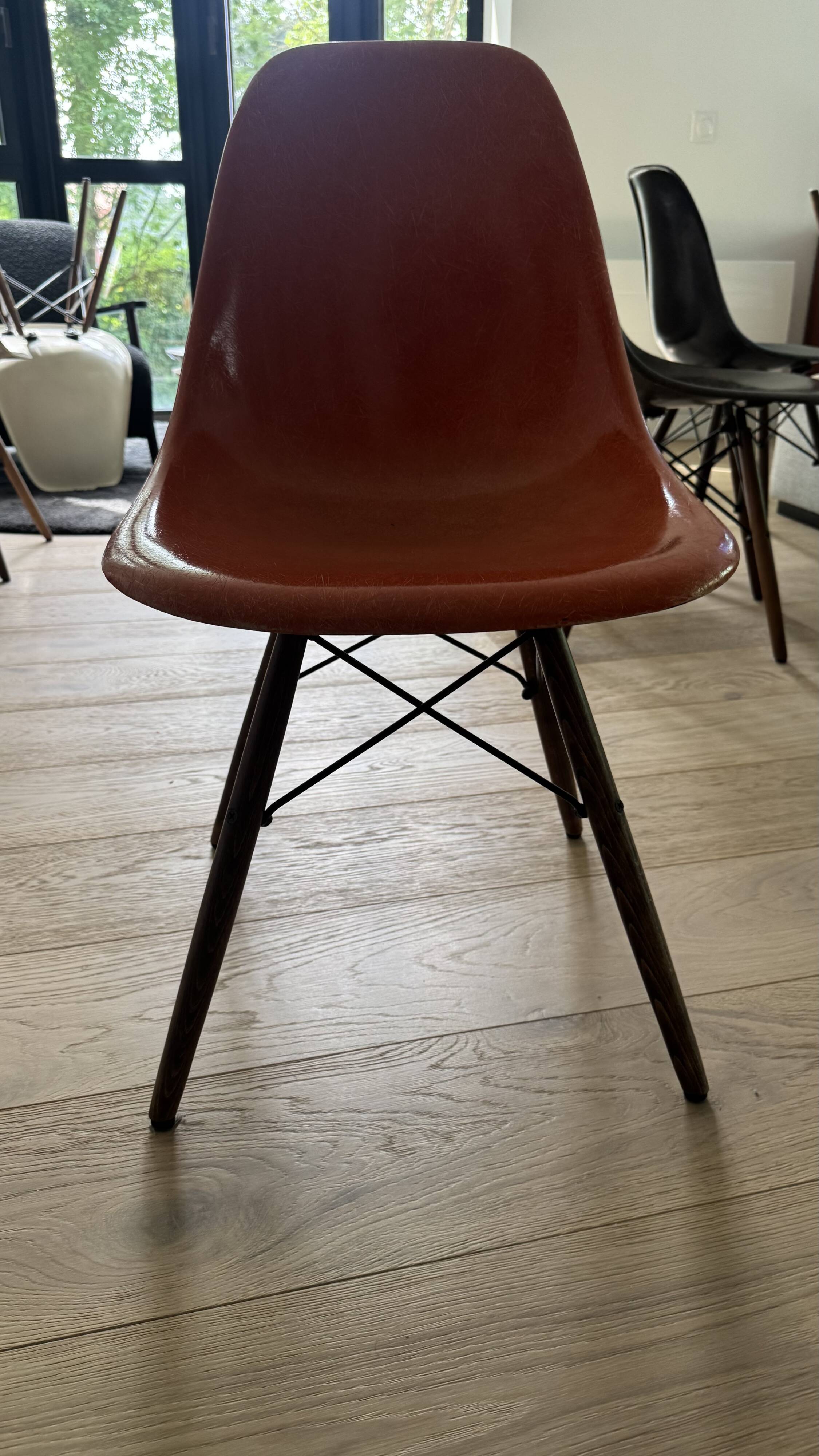 8 chaises Eames par Herman Miller