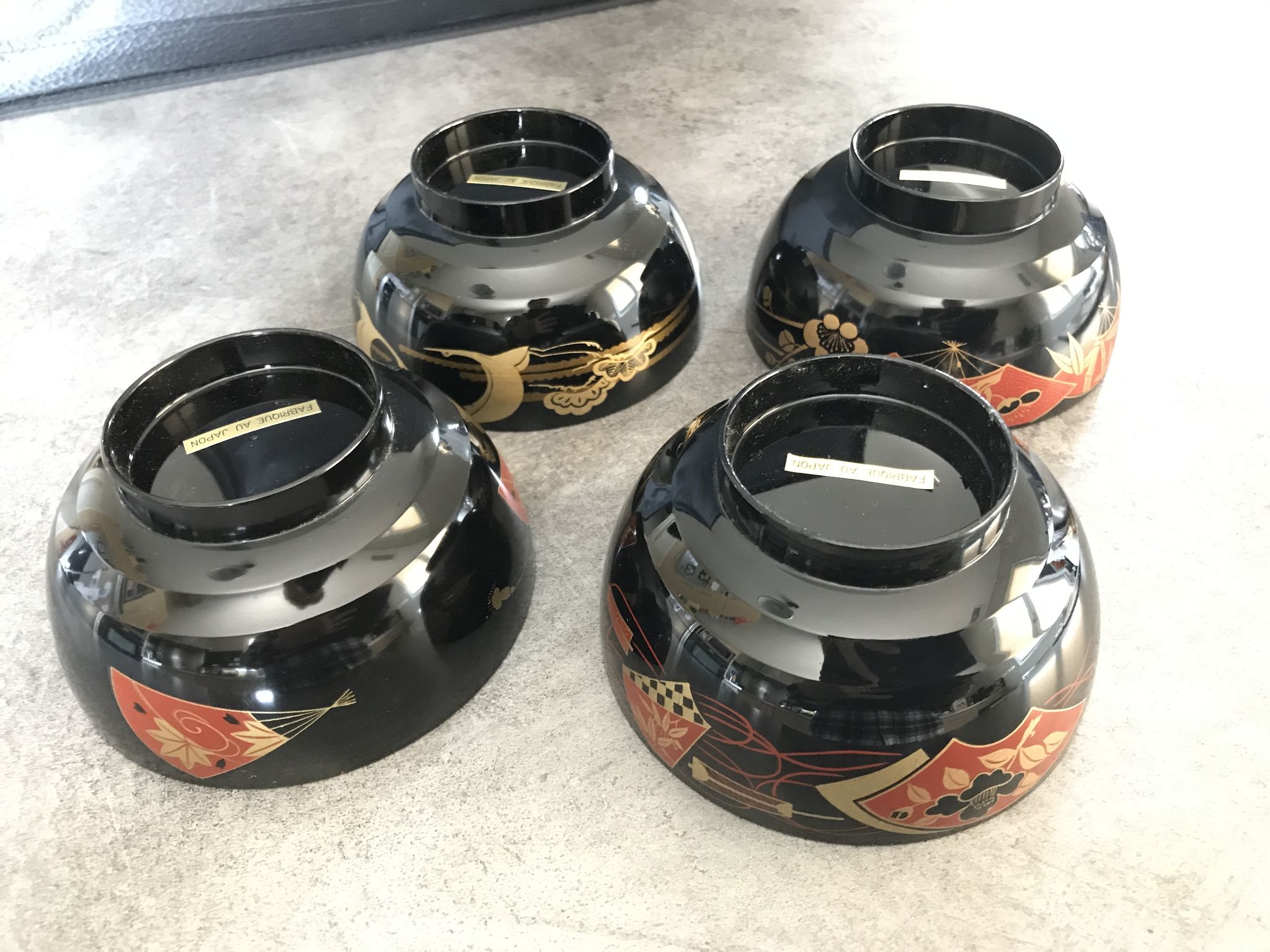 Set of 4 japanese bowls in lasewood decorated with black and red paint