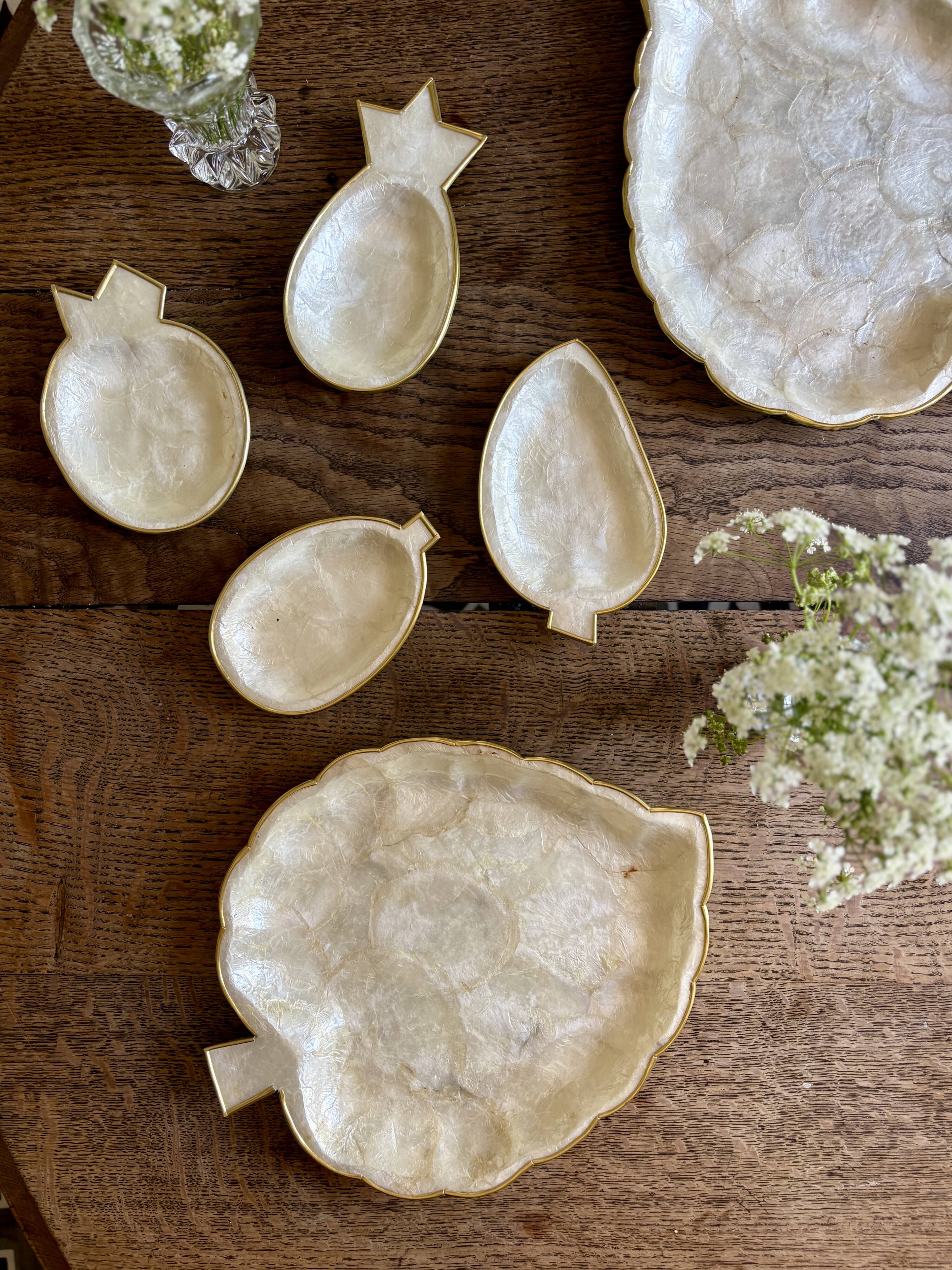 Lot de plats vintage en nacre et laiton