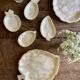 Lot de plats vintage en nacre et laiton