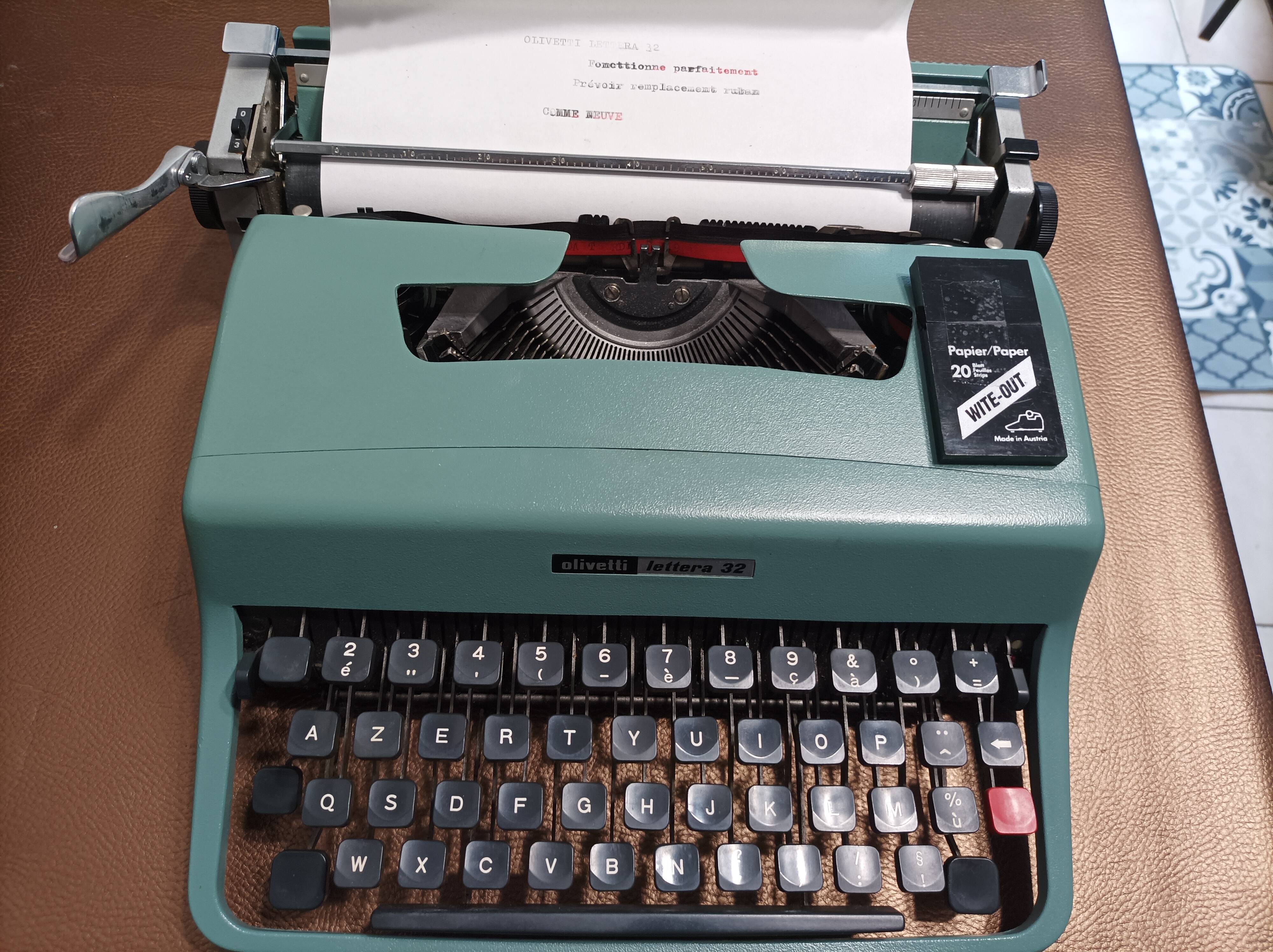Olivetti lettera 32 green typewriting machine 1960s like new