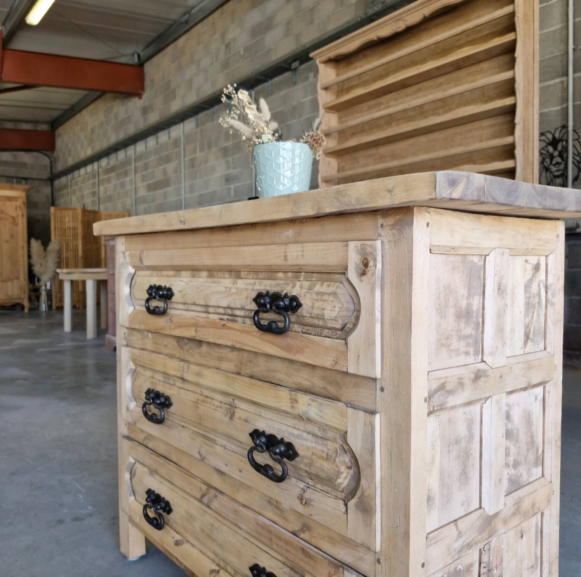 Commode ancienne en bois massif – rénovée