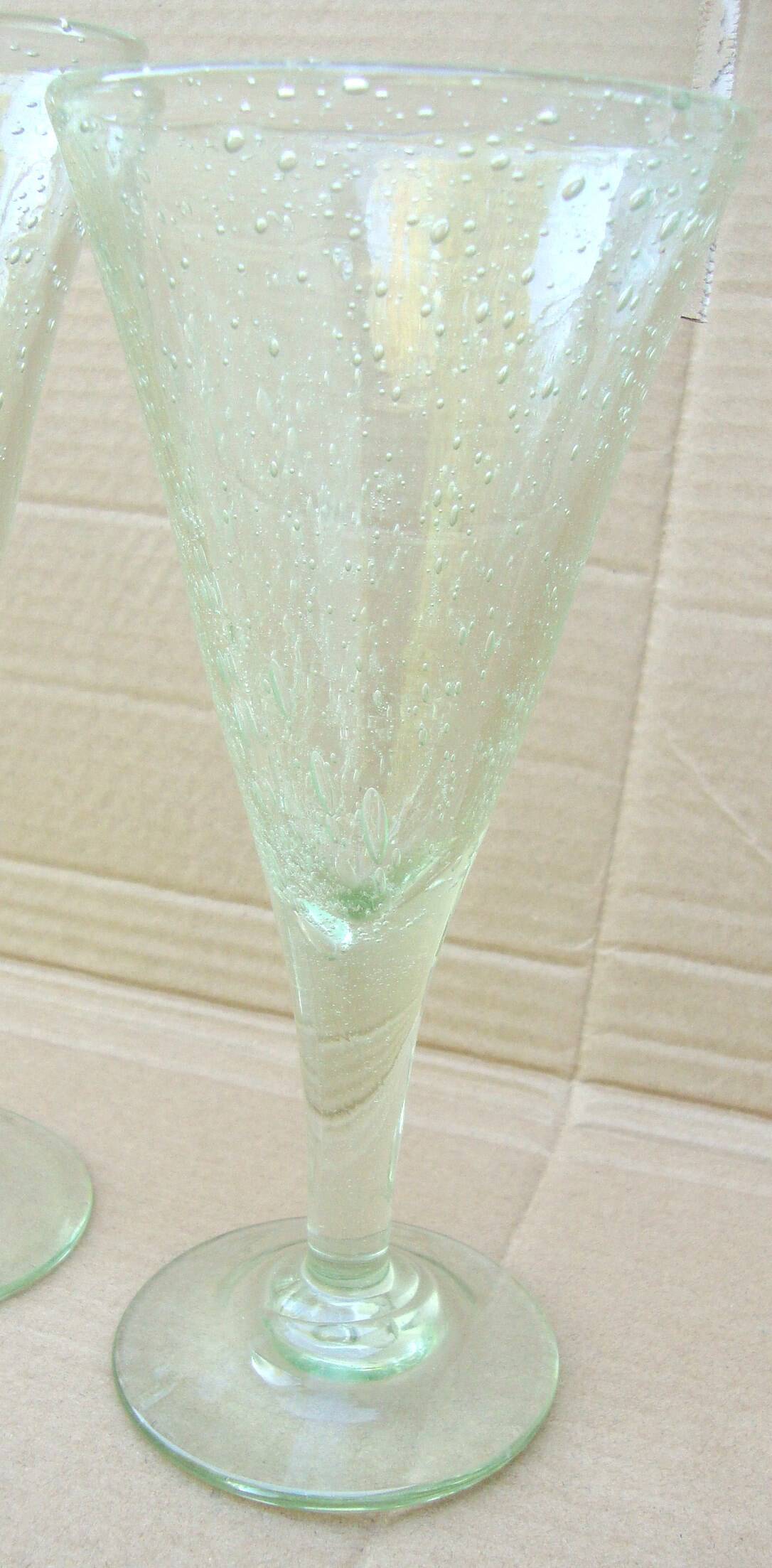 1 verre à pied bullé Biot, H 15,7 cm, couleur Ambre
