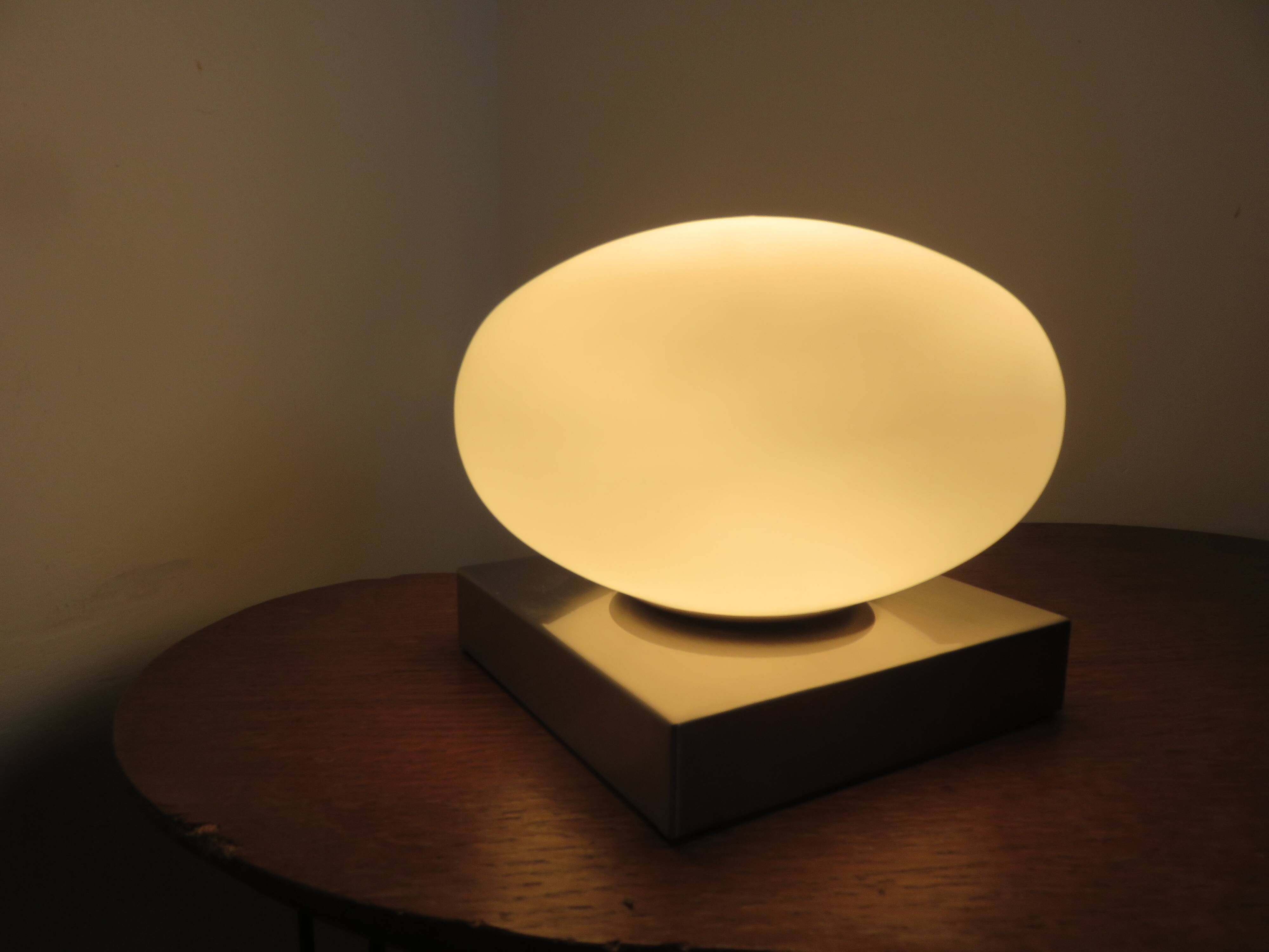 Lampe métal chromé et opaline années 80 90