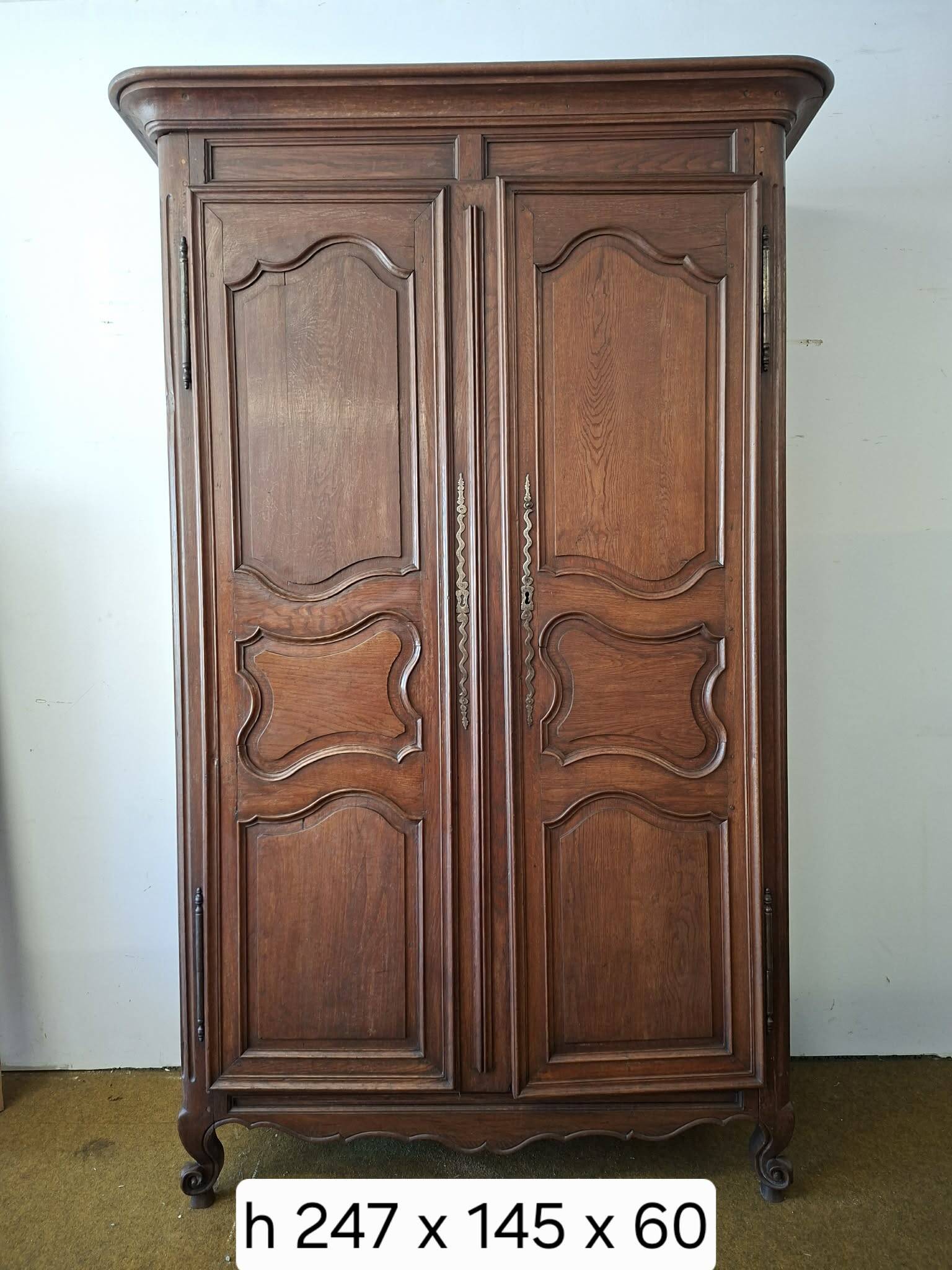 Louis XV period wardrobe in solid oak. 18th century.