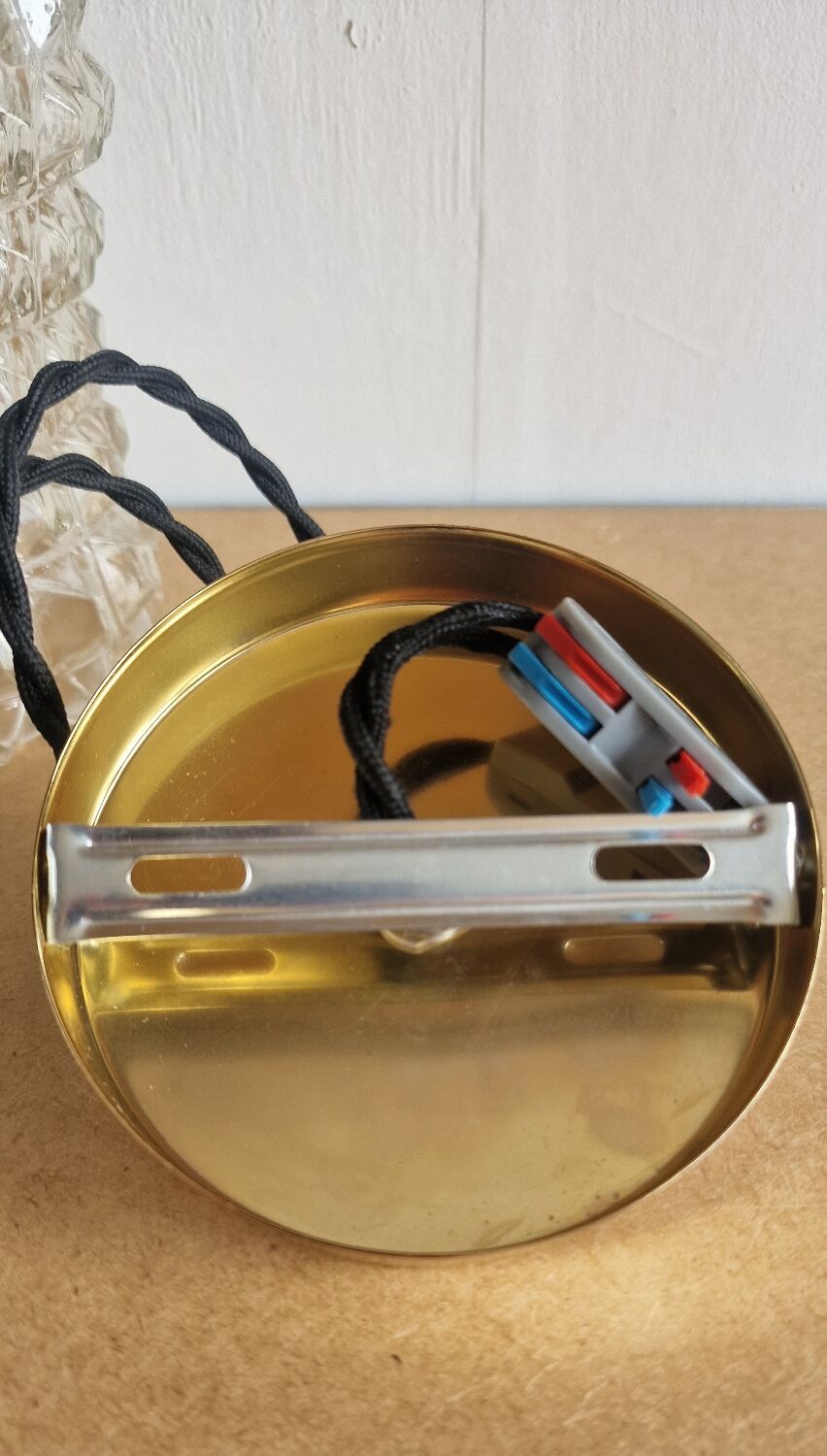 Chiseled glass suspension