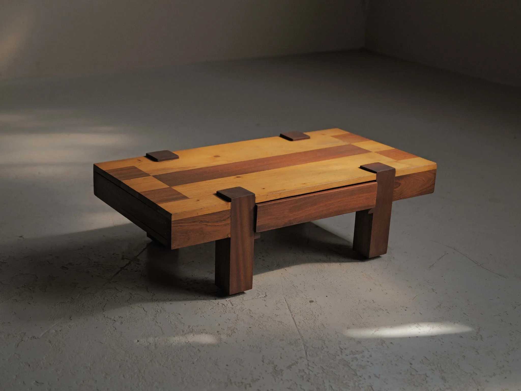 Table basse artisanale à plateau graphique, vers 1980