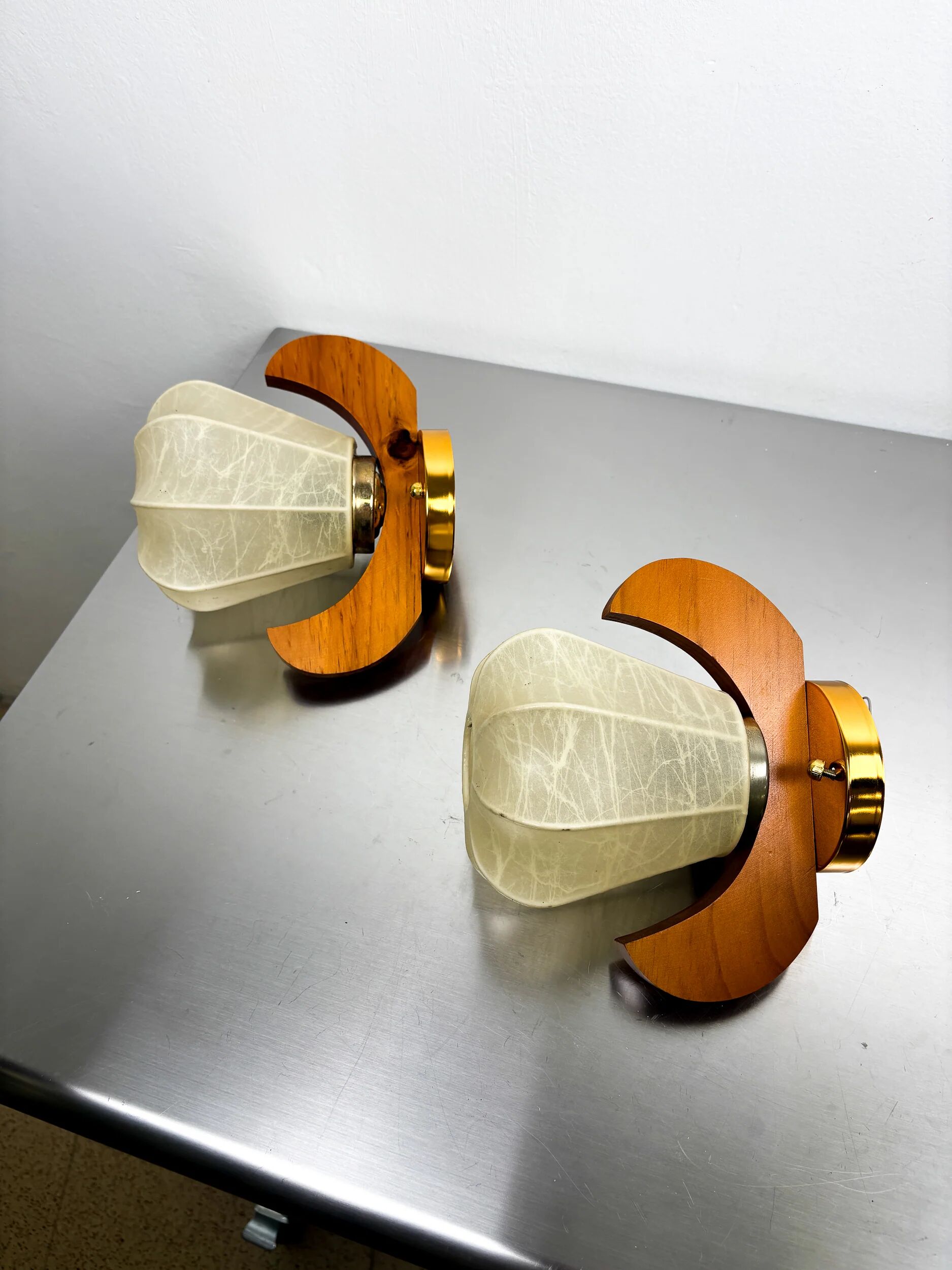 Pair of pear-shaped "Cocoon" wall sconces, resin and pine wood, Italy, circa 1970s