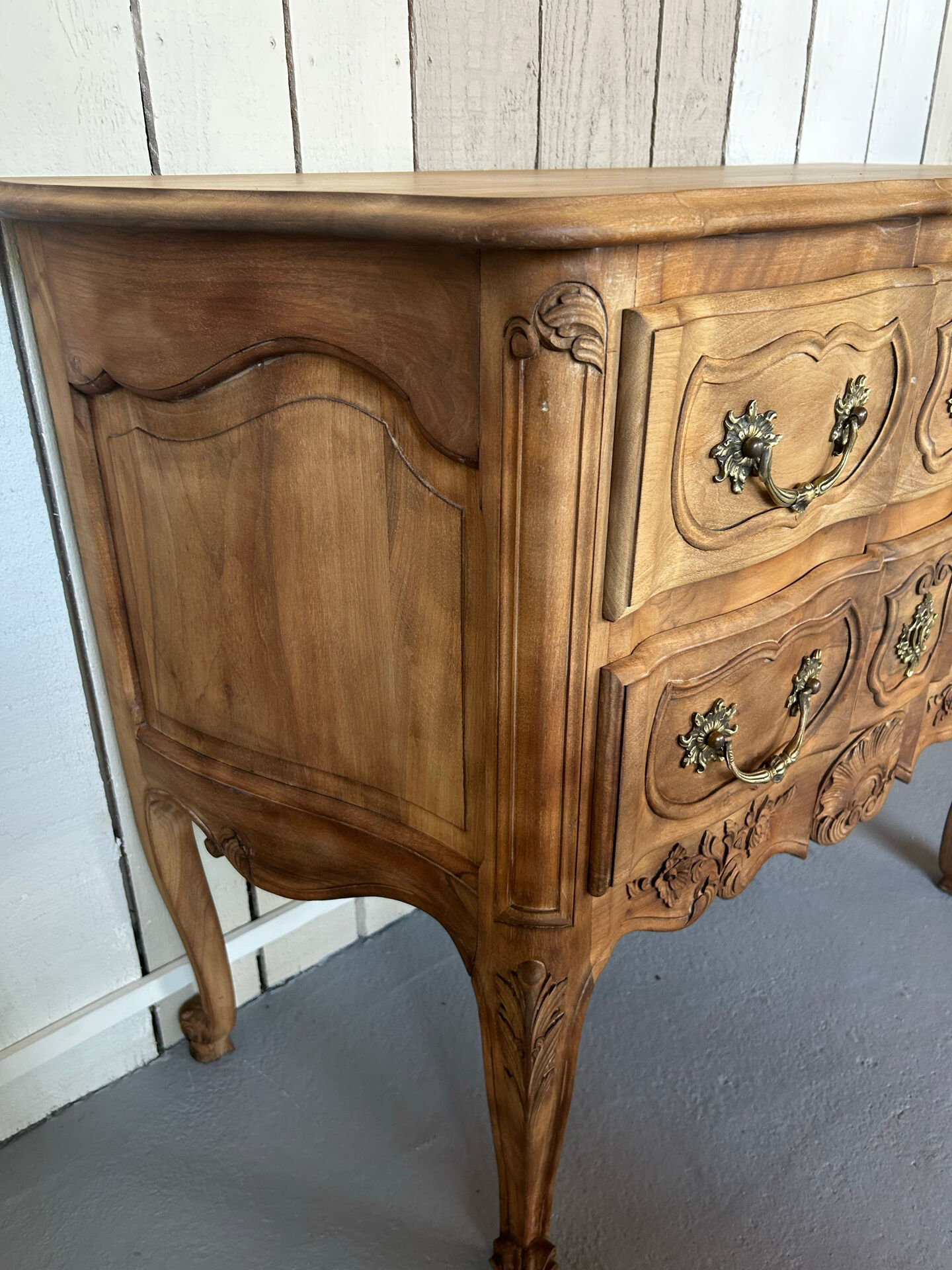 Commode sauteuse de style Louis XV en merisier massif