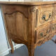 Commode sauteuse de style Louis XV en merisier massif