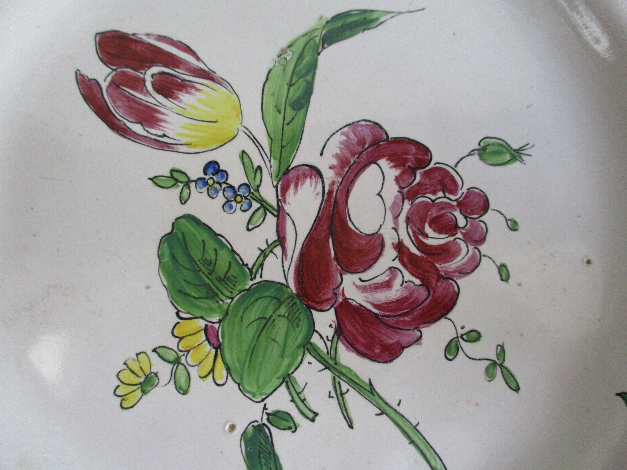 Ceramic plate floral decoration