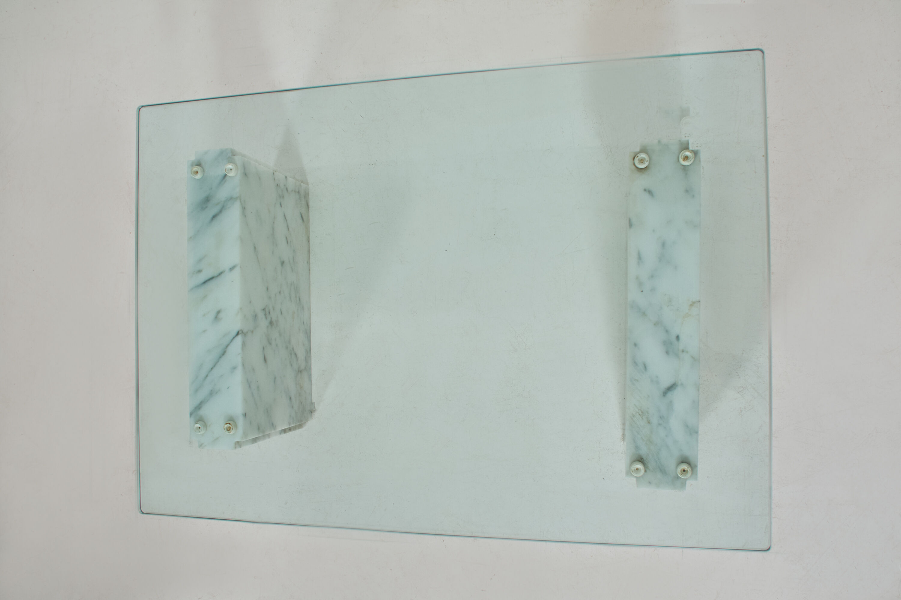 Table basse en marbre de carrare et verre