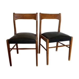 2 chaises noires en bois