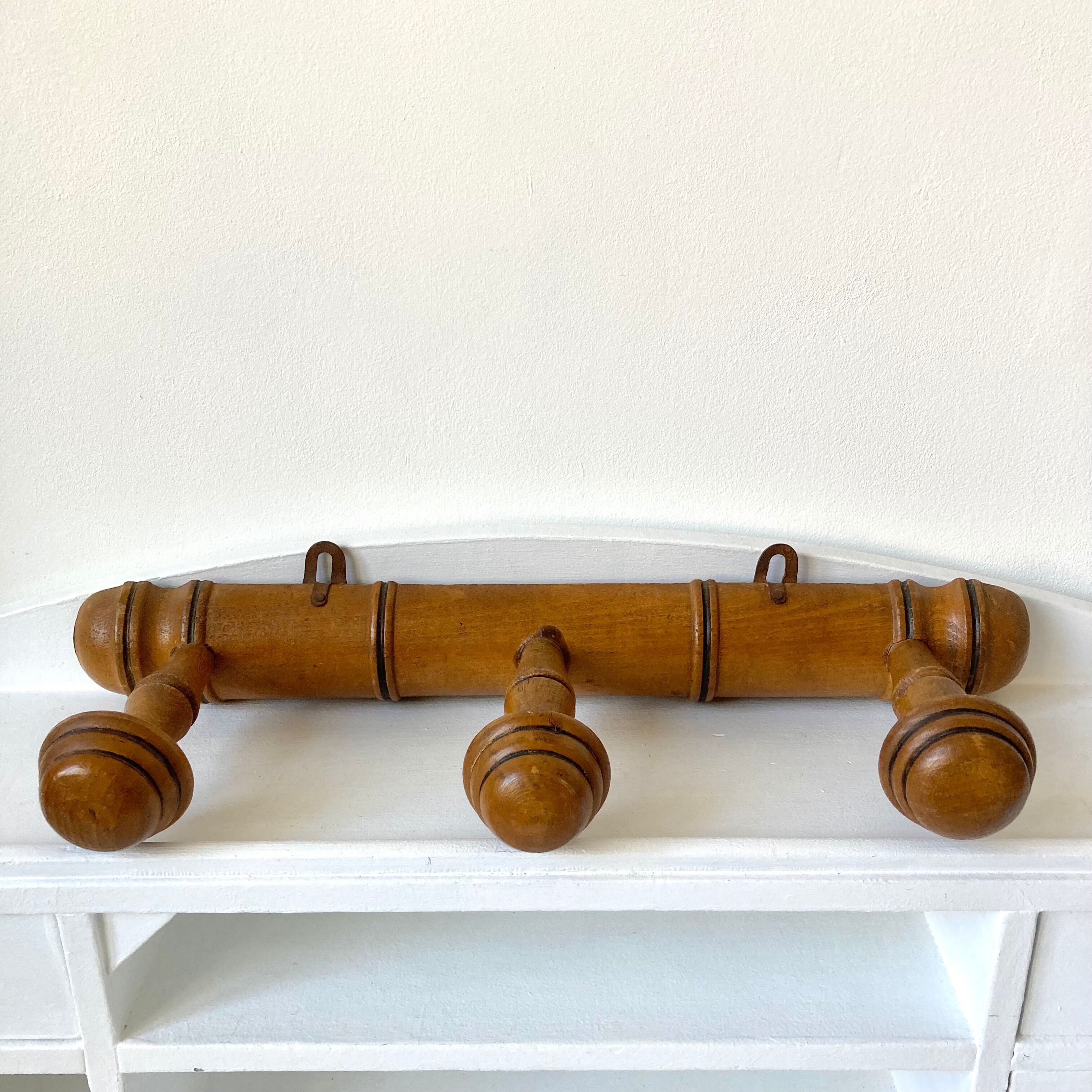 Porte manteau mural en bois tourné