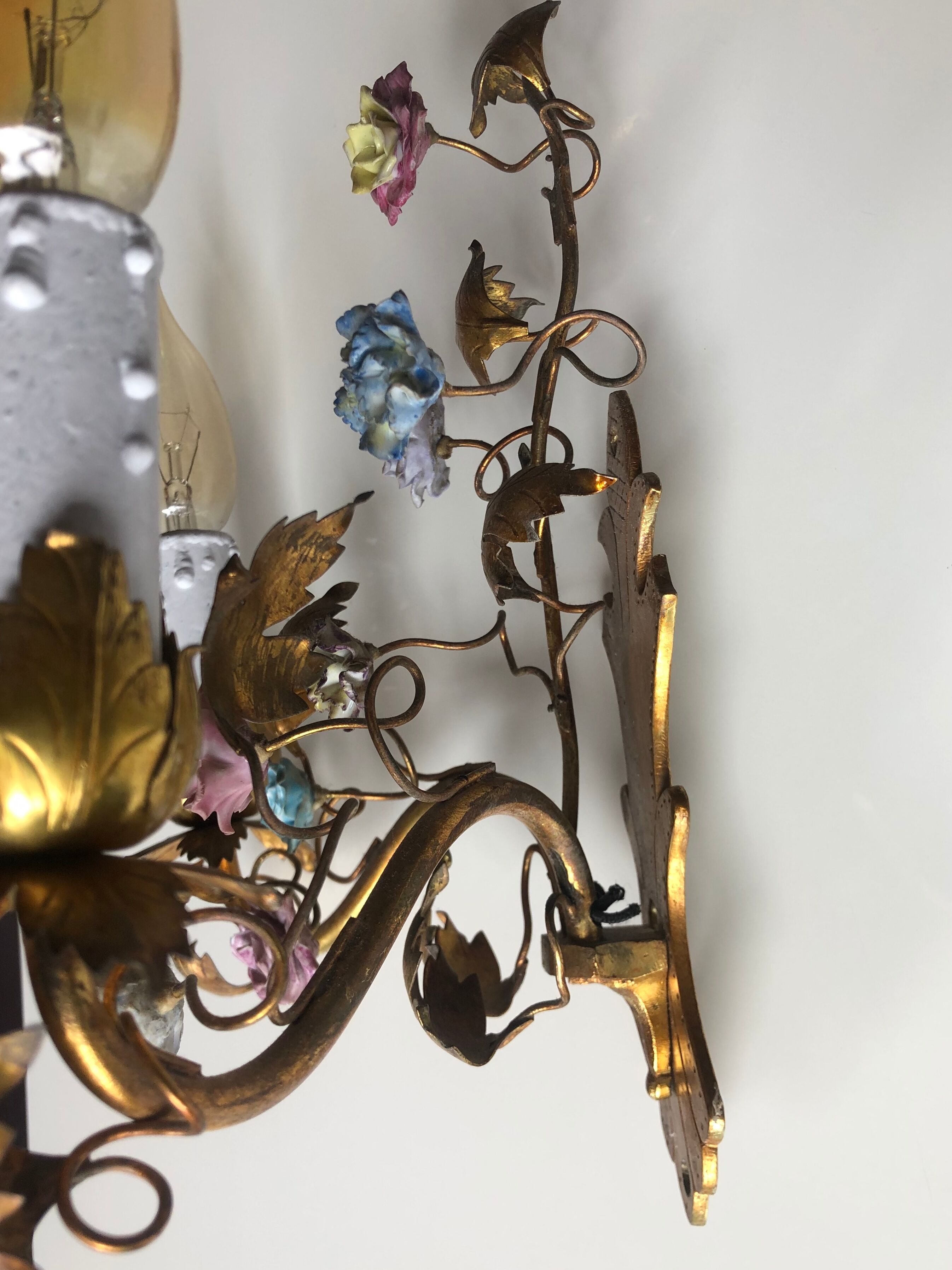 Two bronze wall light decorated with flowers in german porcelain