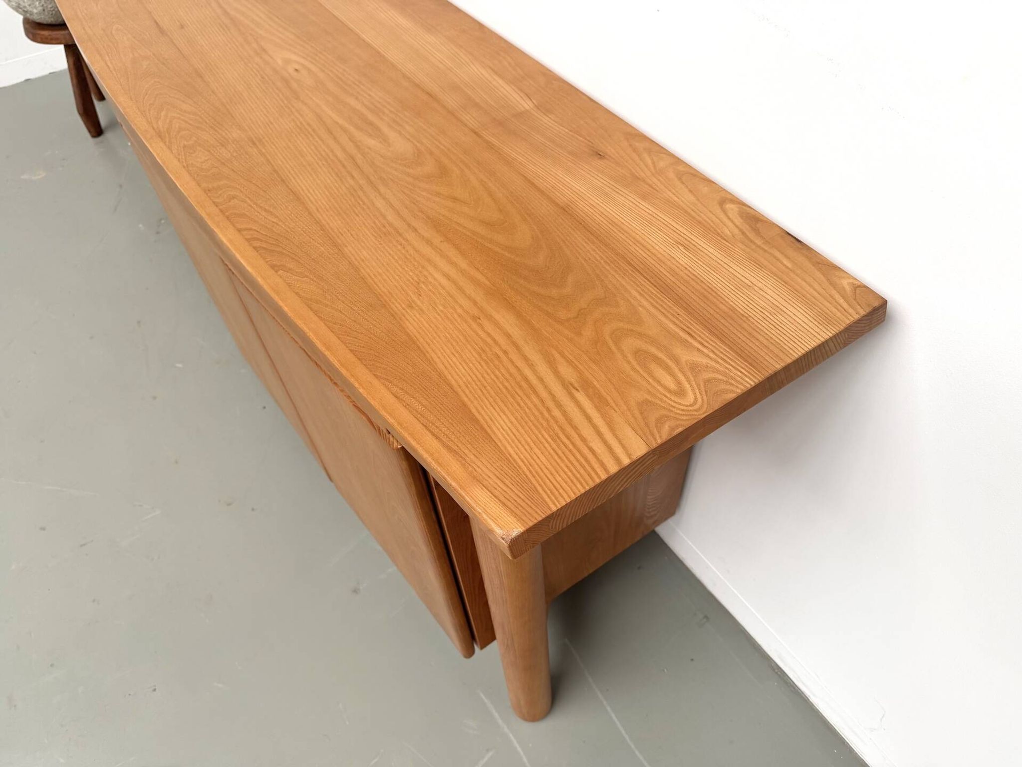 Curved enfilade Maison Regain in solid elm, 1970.