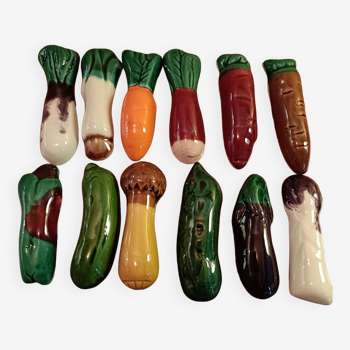 Douze porte-couteaux faïence barbotine en forme de légumes