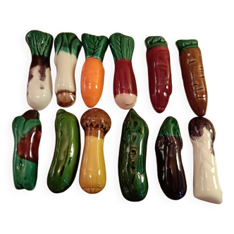 Douze porte-couteaux faïence barbotine en forme de légumes
