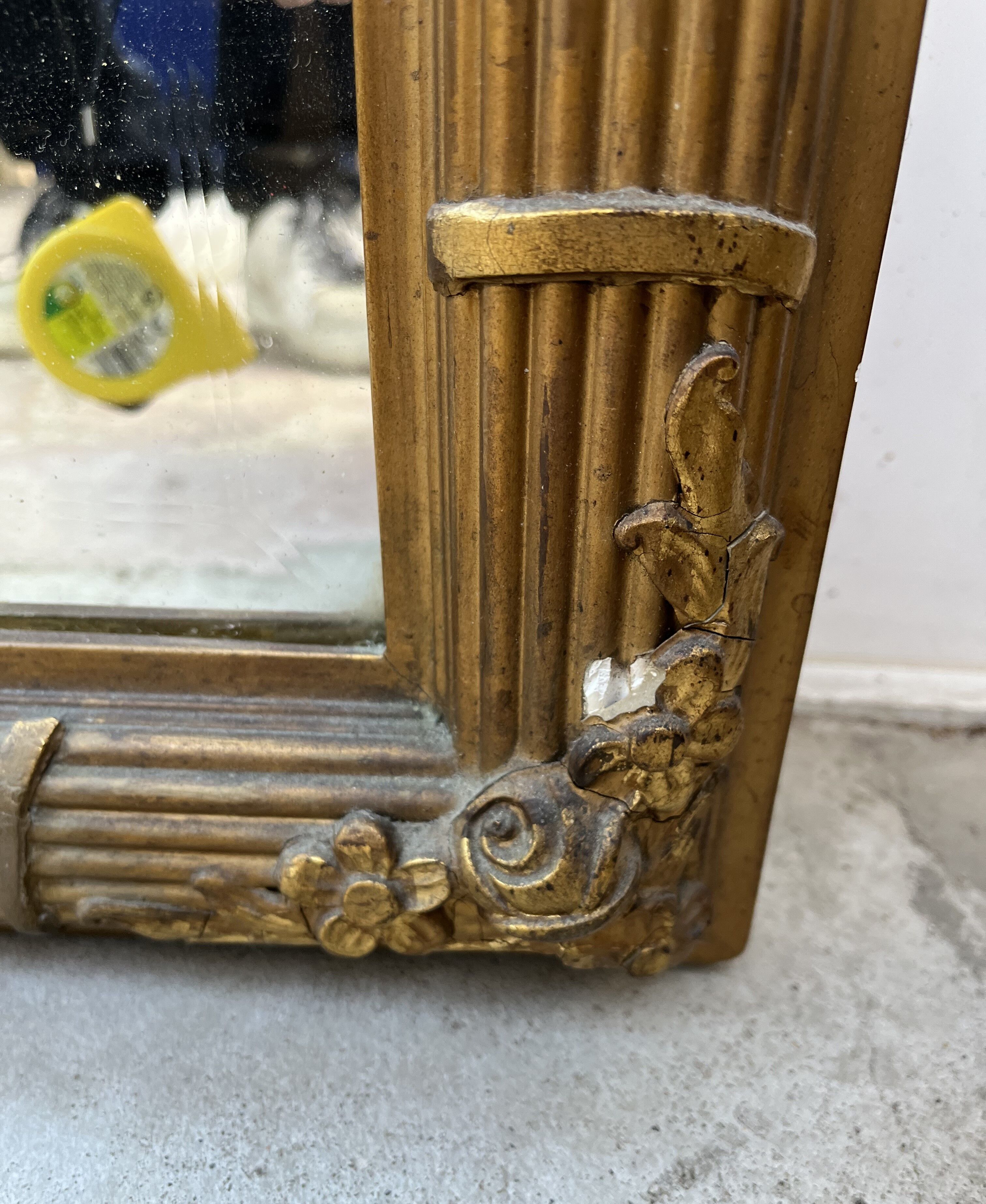 Miroir ancien en bois doré 128 x 68 cm