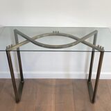 Console en acier brossé et laiton et plateau formé d'une dalle de verre. Travail français. Vers 1970