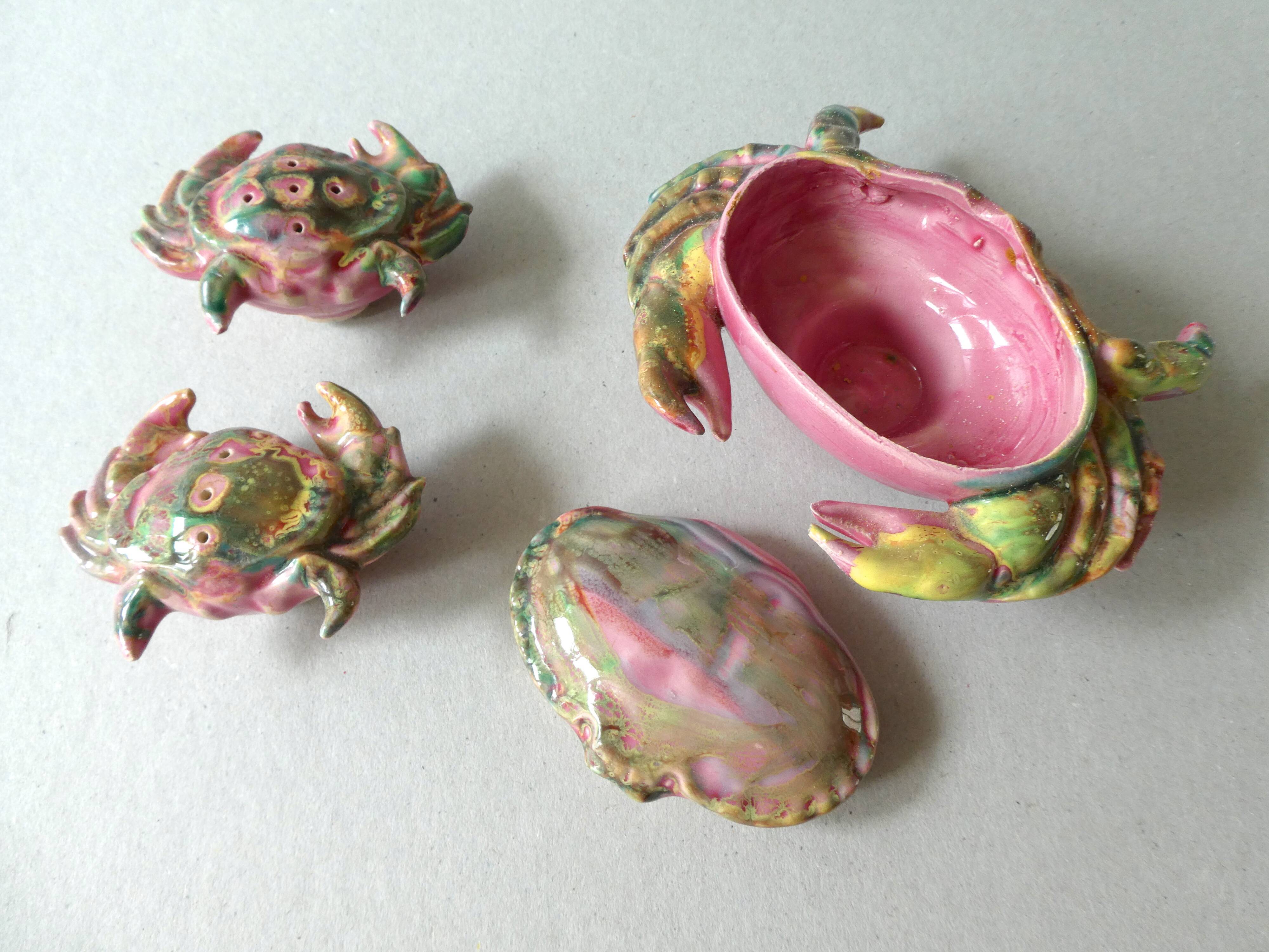 Set salt shaker, pepper and mustard maker, dabbling, crabs