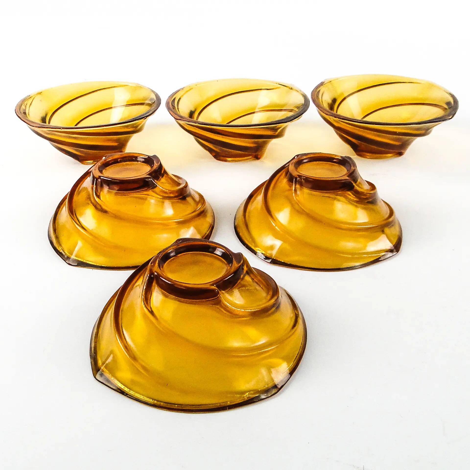 Ensemble d'assiettes à salade Wir, style moderne du milieu du siècle, verre pressé, Ząbkowice, Pologne, années 1970.
