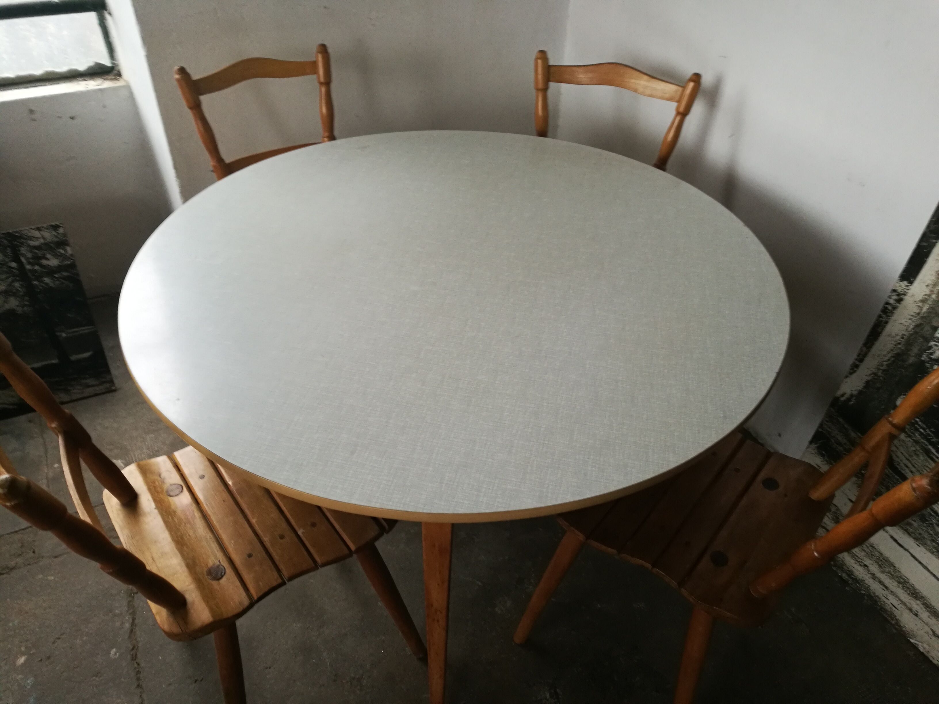 Vintage round table wood and formica