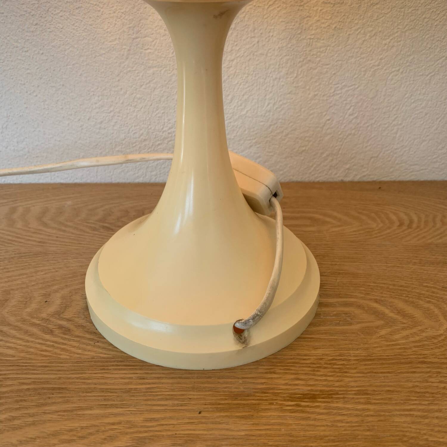 ▪️50s Pop and Modern Plastic Lamp Pink Globe and Cream Base Brand ME