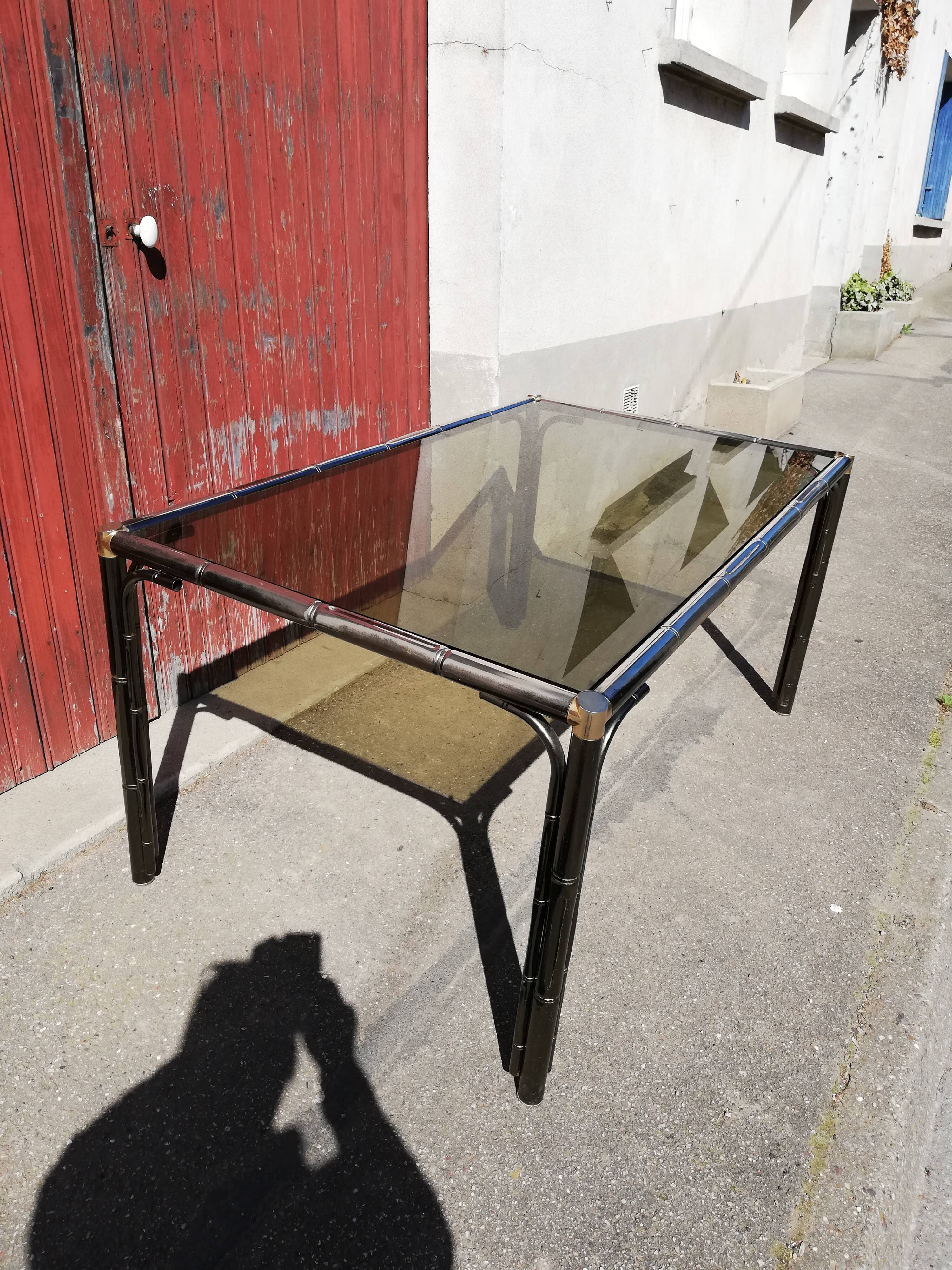 Table patine canon de fusil plateau verre fumé
