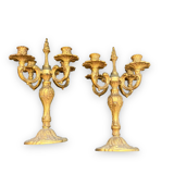 Paire de chandeliers à quatre branches en laiton doré