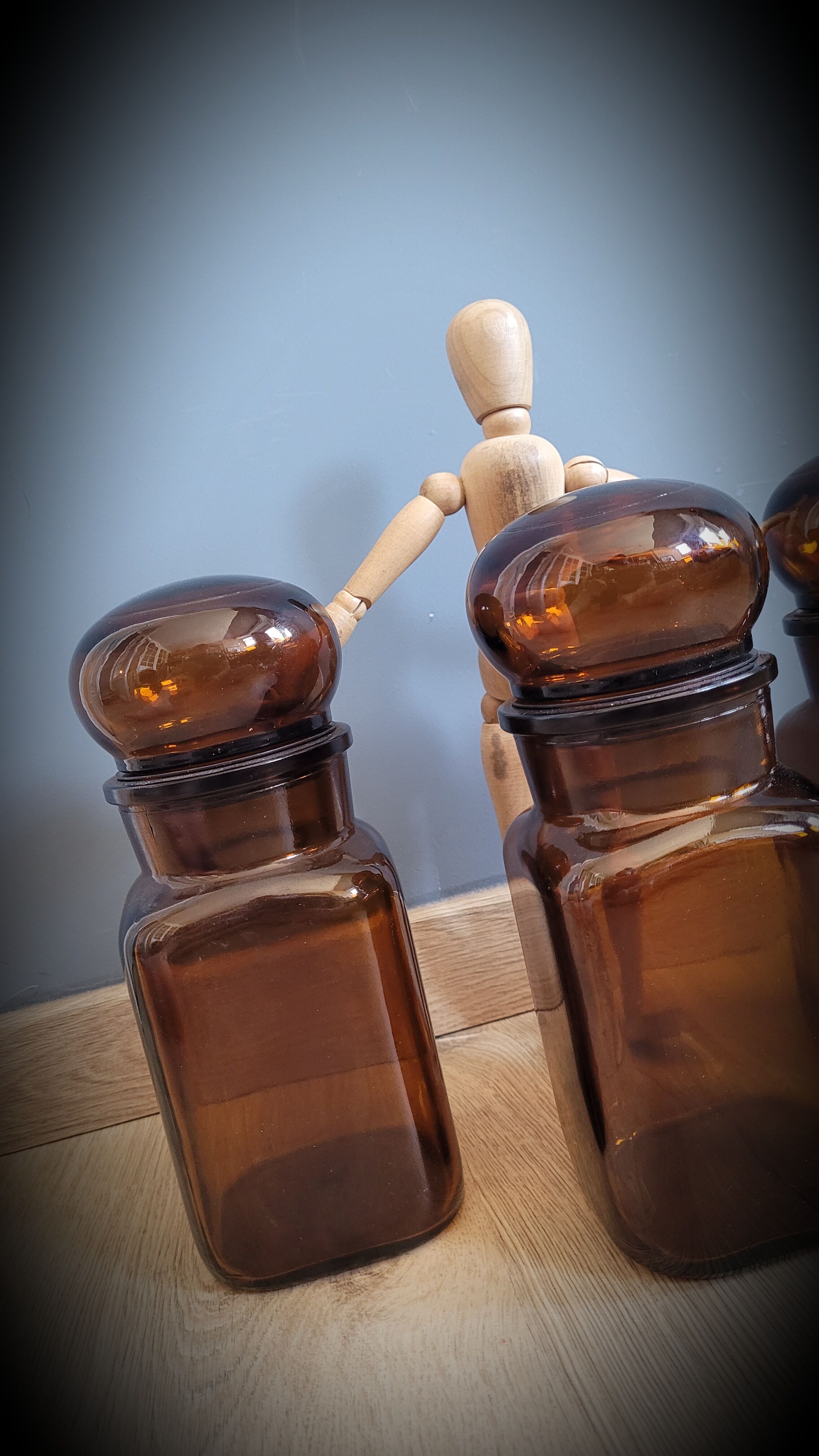 Trio bottles brown round cap