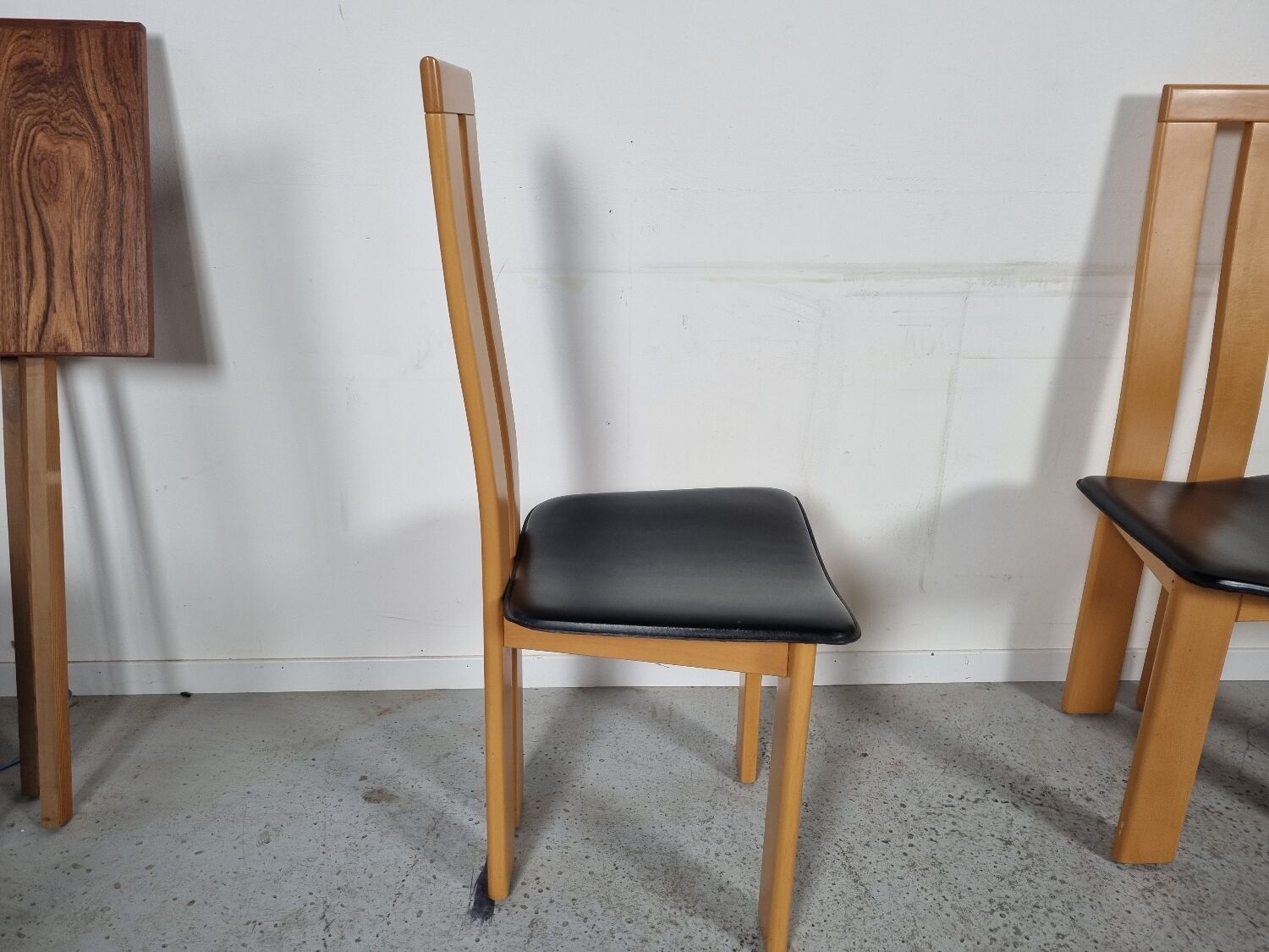 4 chaises  en cuir et bois , années 80