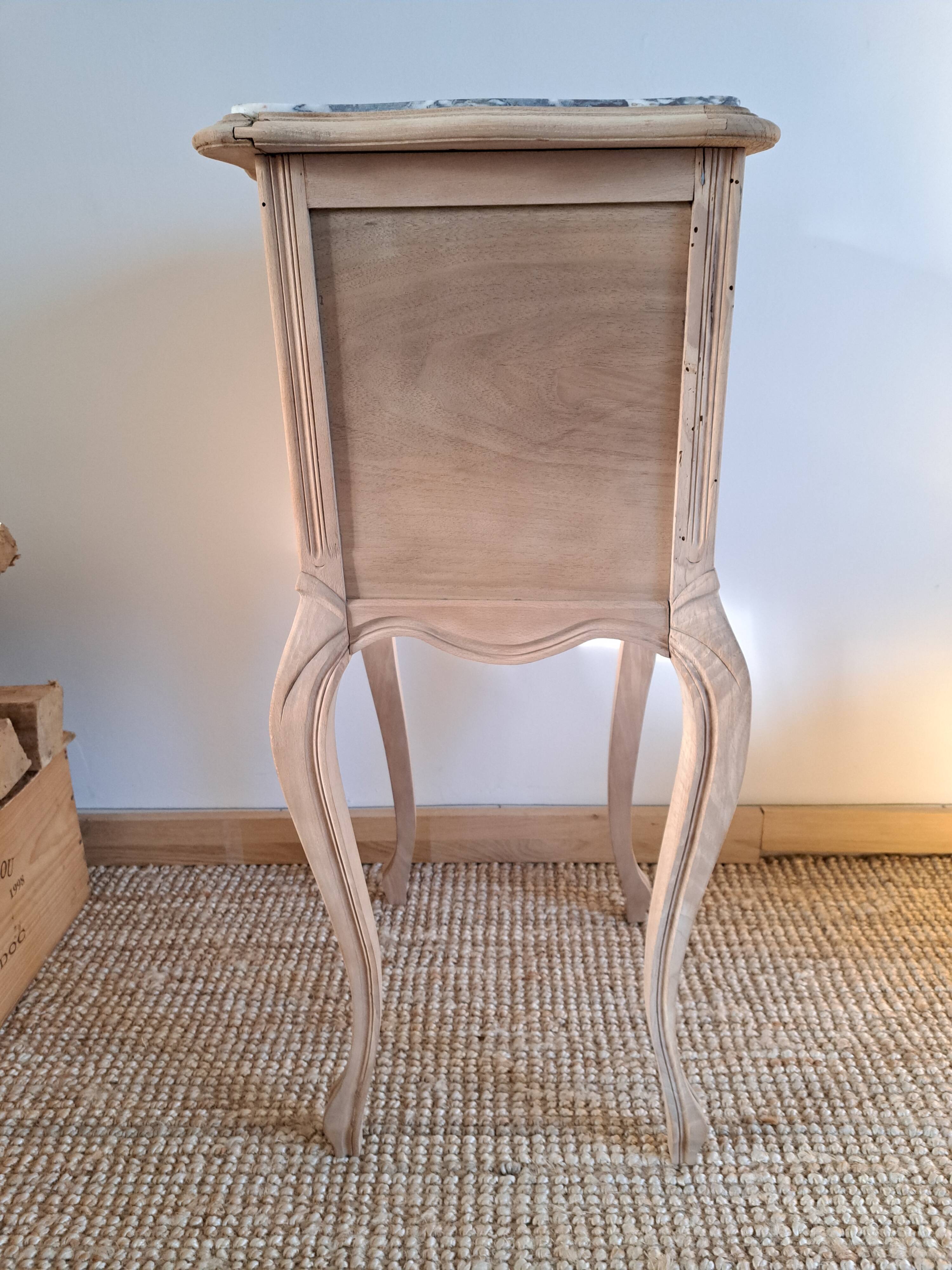 Table d'appoint chevet de style louis XV bois clair