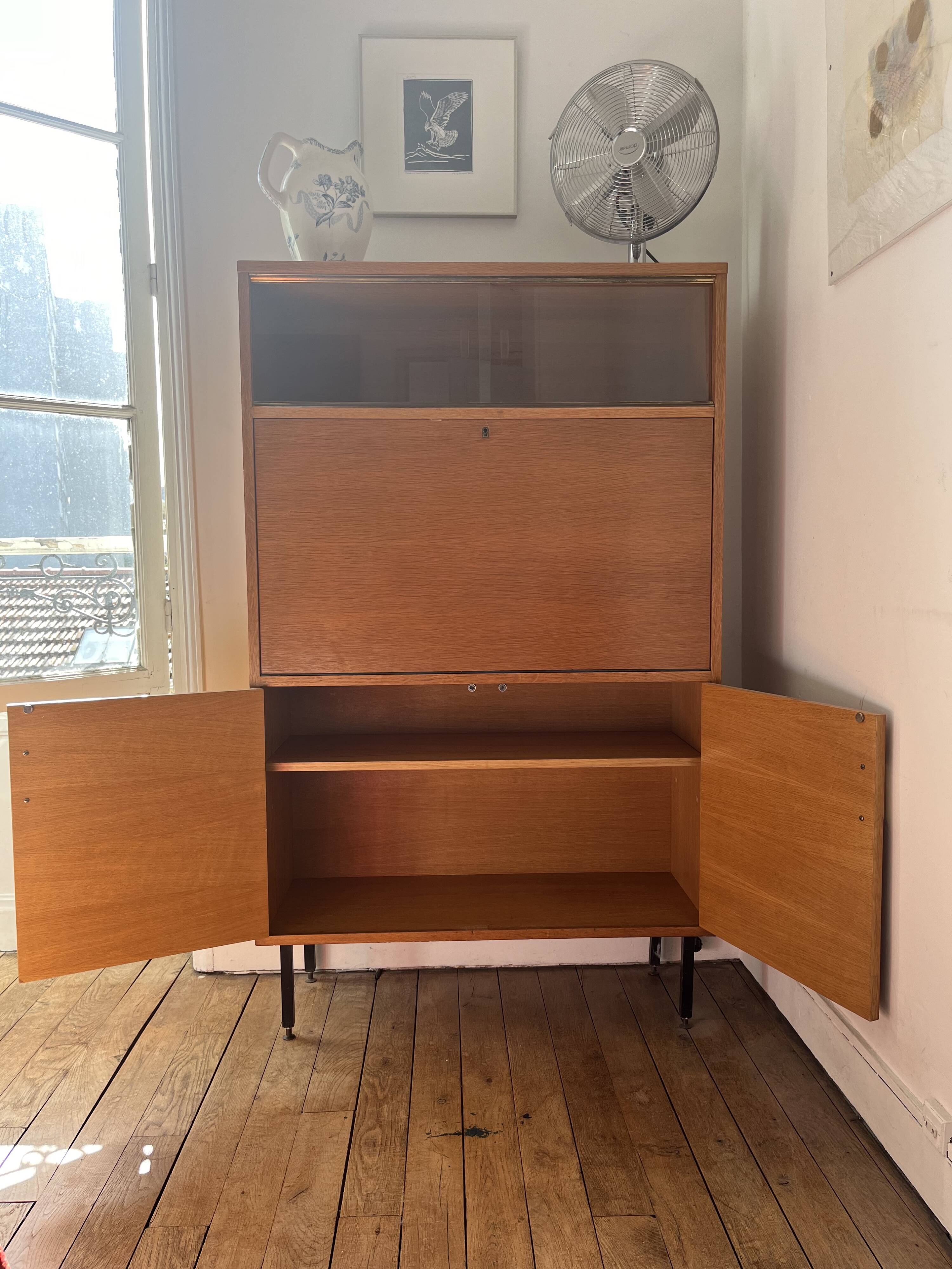 Scandinavian secretary 50-60